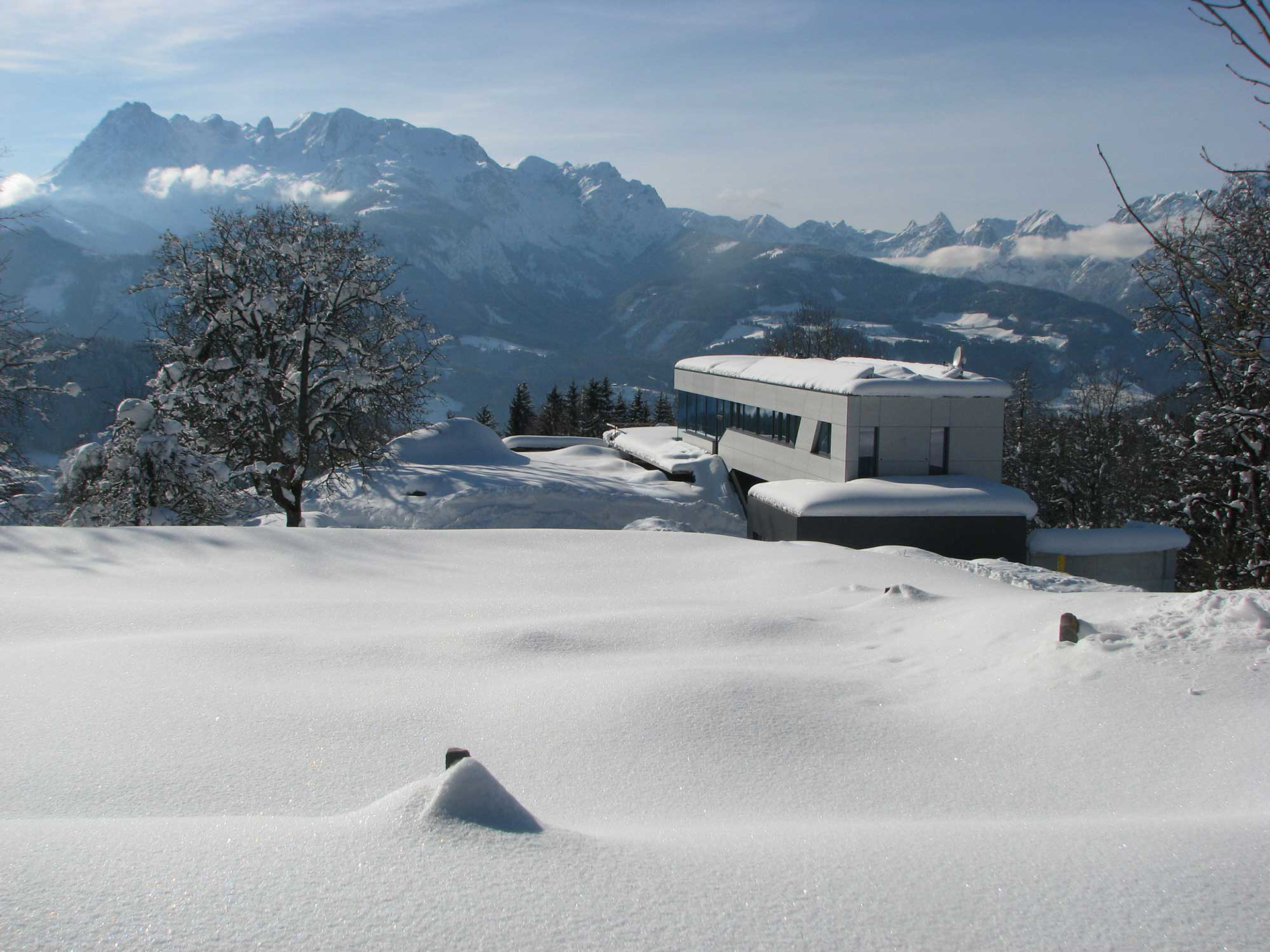 Fertiges Einfamilienhaus von Architekt Spraiter im Pongau, Österreich im Winter.