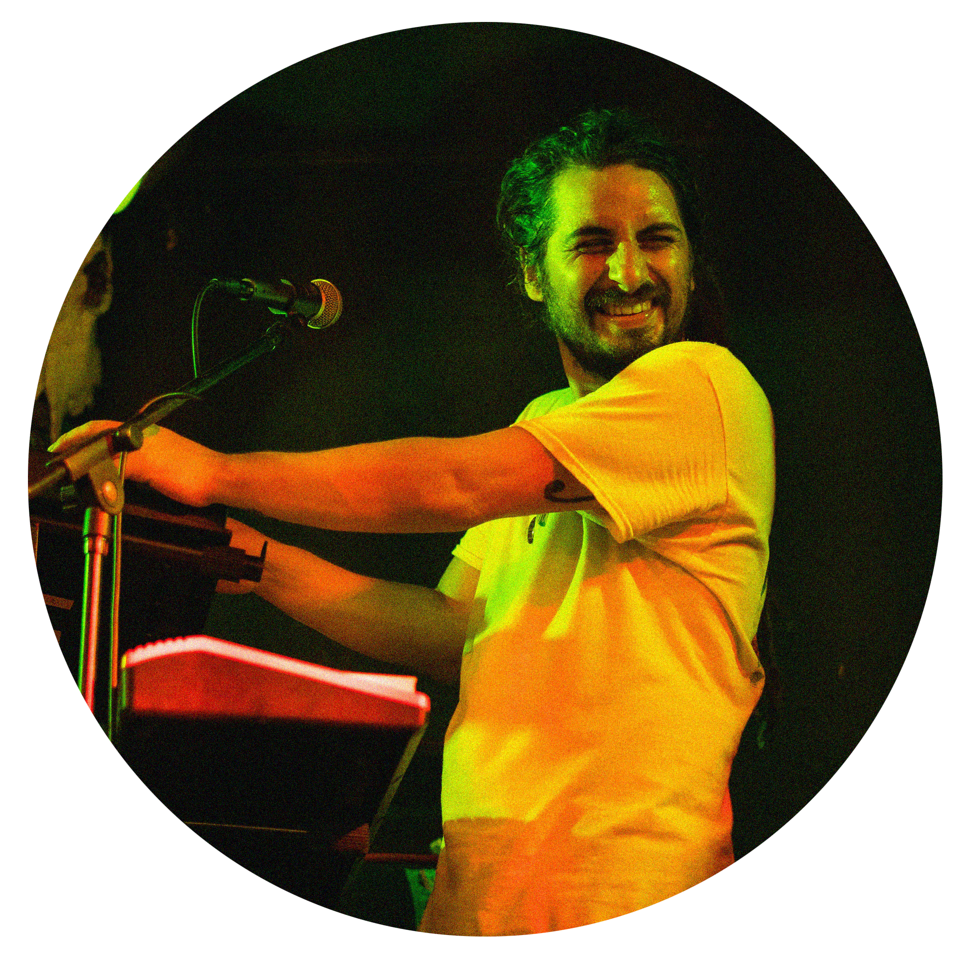 Elian Espinazo (teclados, guitarra y dirección musical)