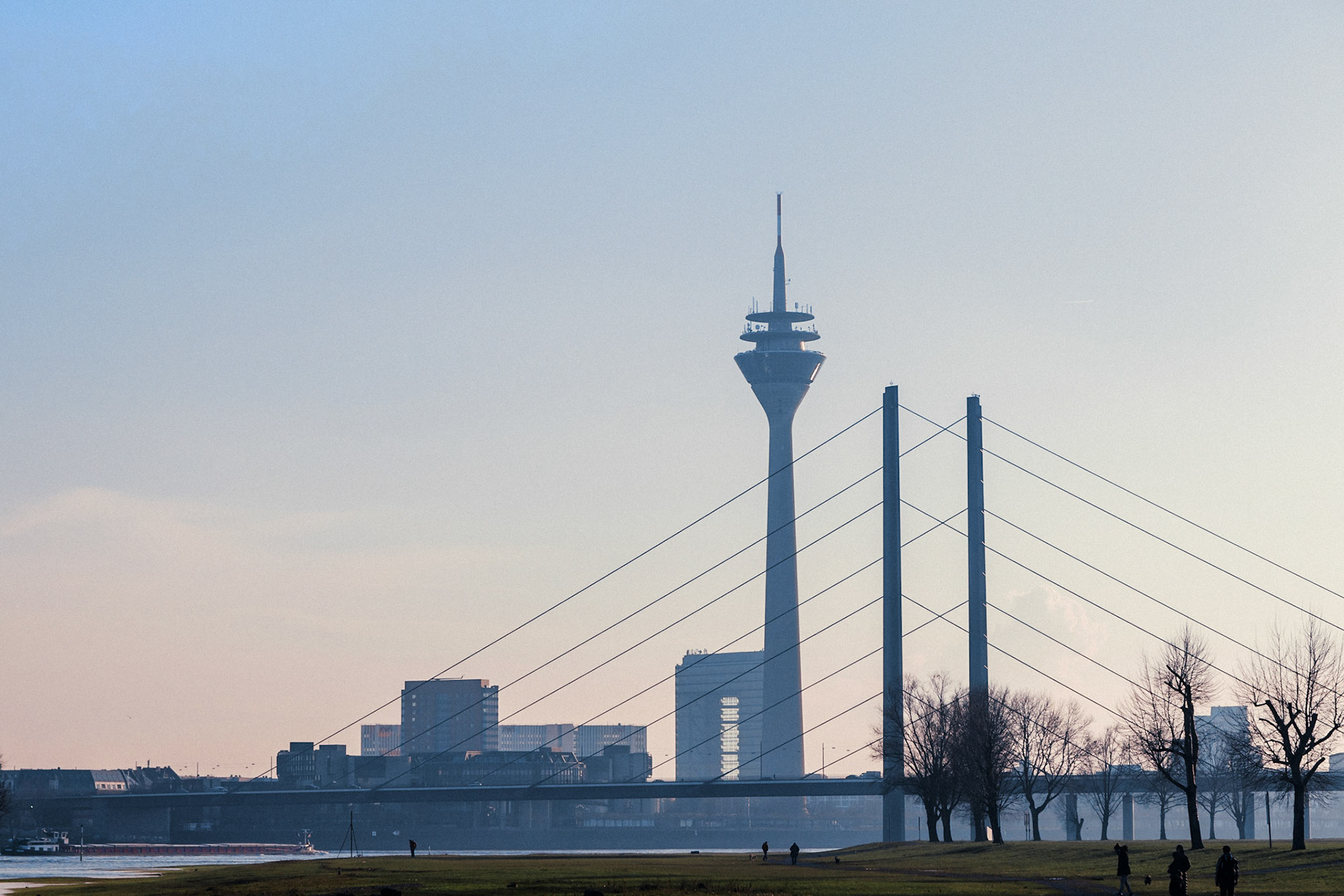Fernsehturm Düsseldorf-Eingerahmt von der Oberkasseler Brücke