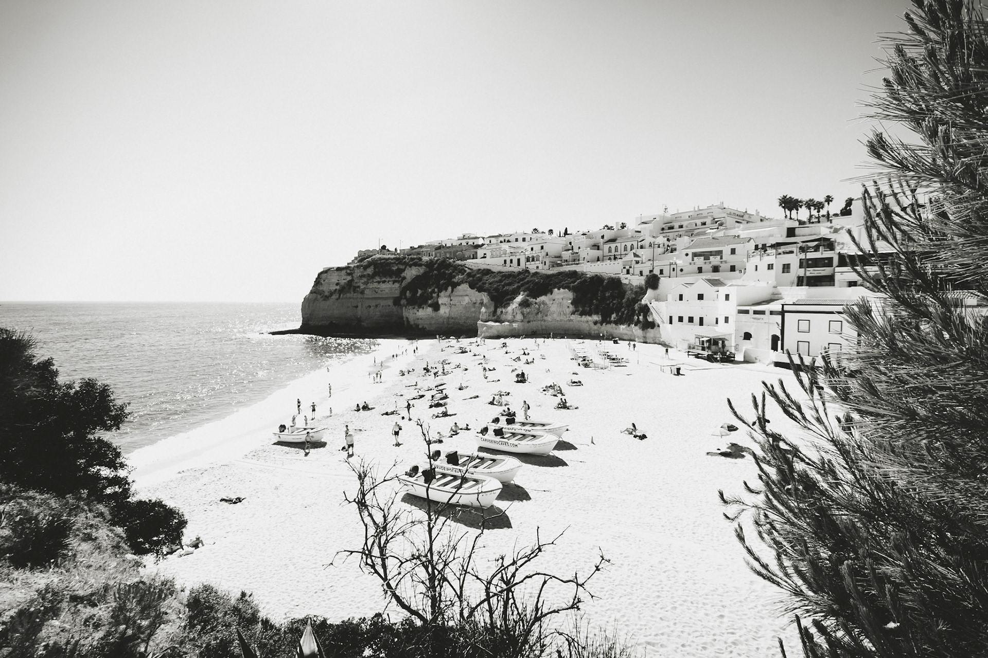 Strandleben in der kleinen Bucht von Carvoeiro