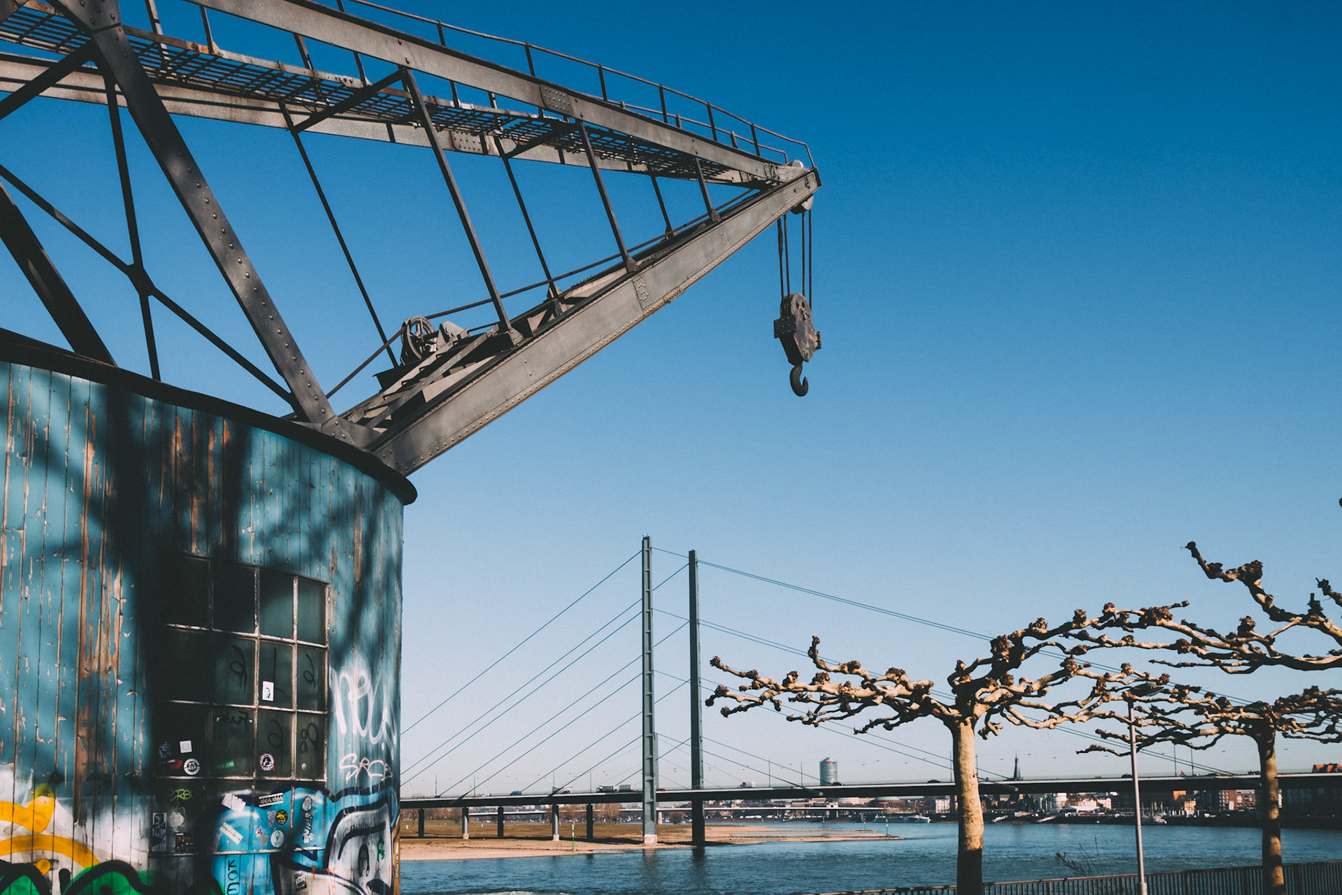 Schafft er es, die Brücke anzuheben?