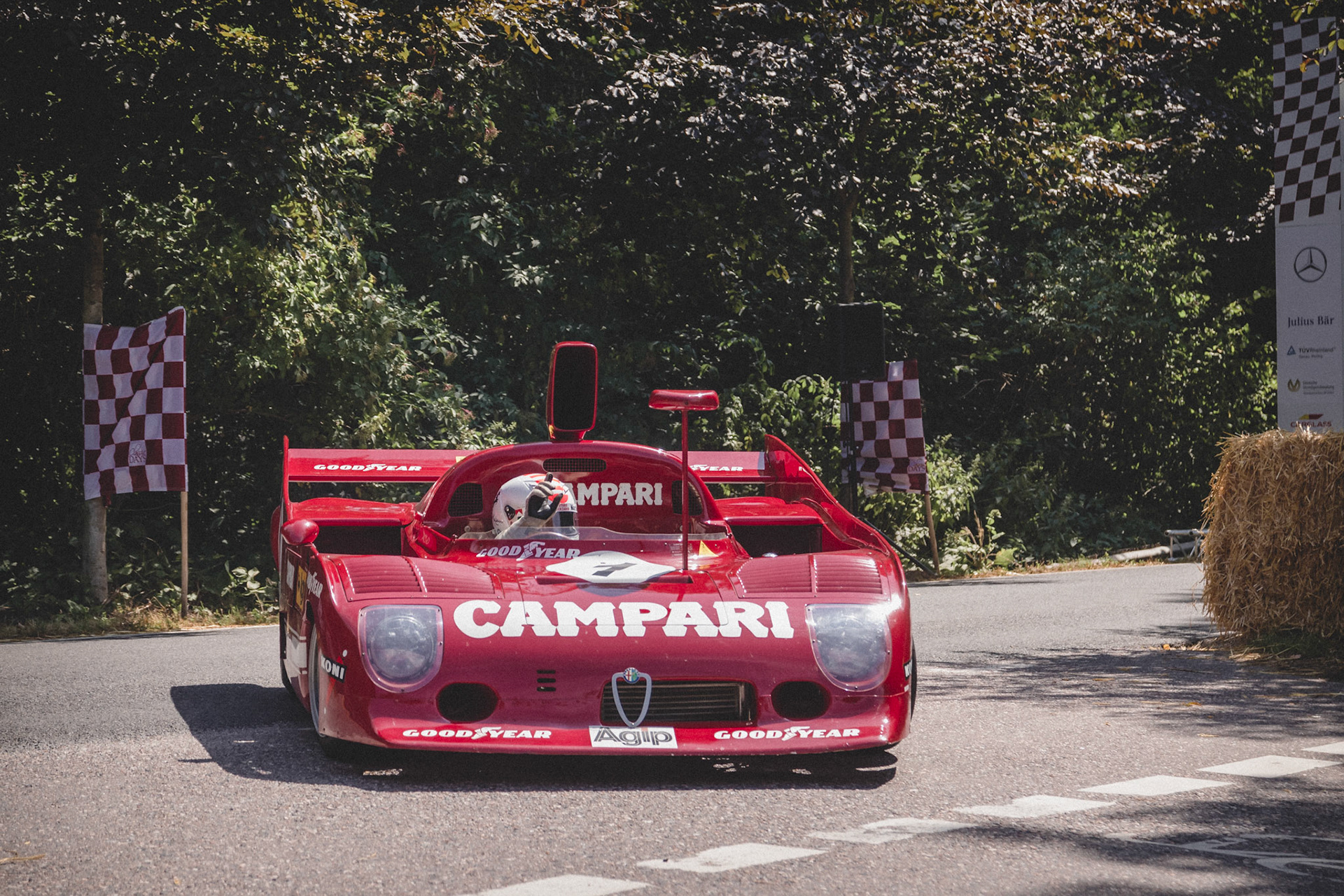 Arturo Merzario bei der Zieleinfahrt mit seinem Alfa Romeo 33TT12