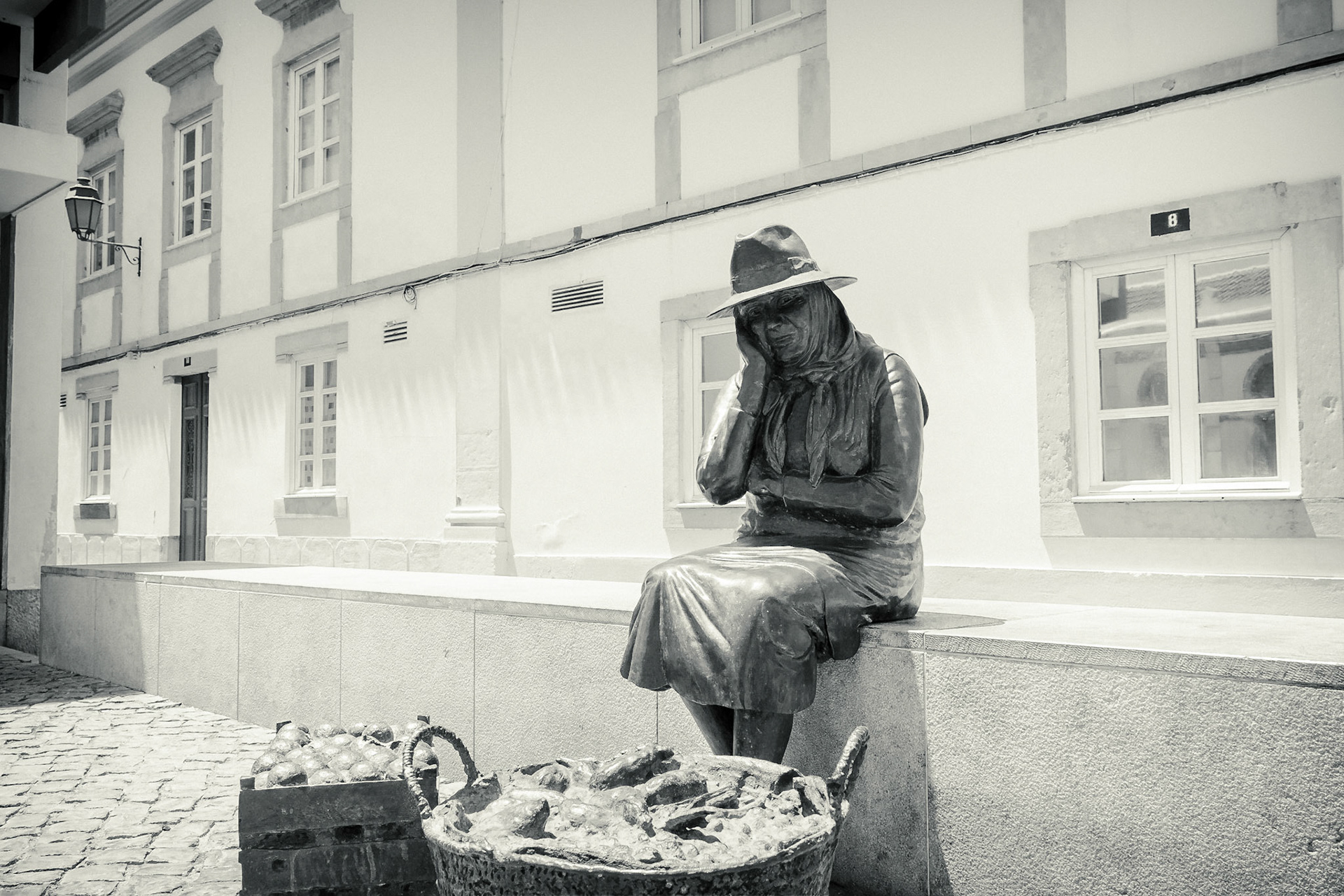 Statue einer Fischerin in Loulé