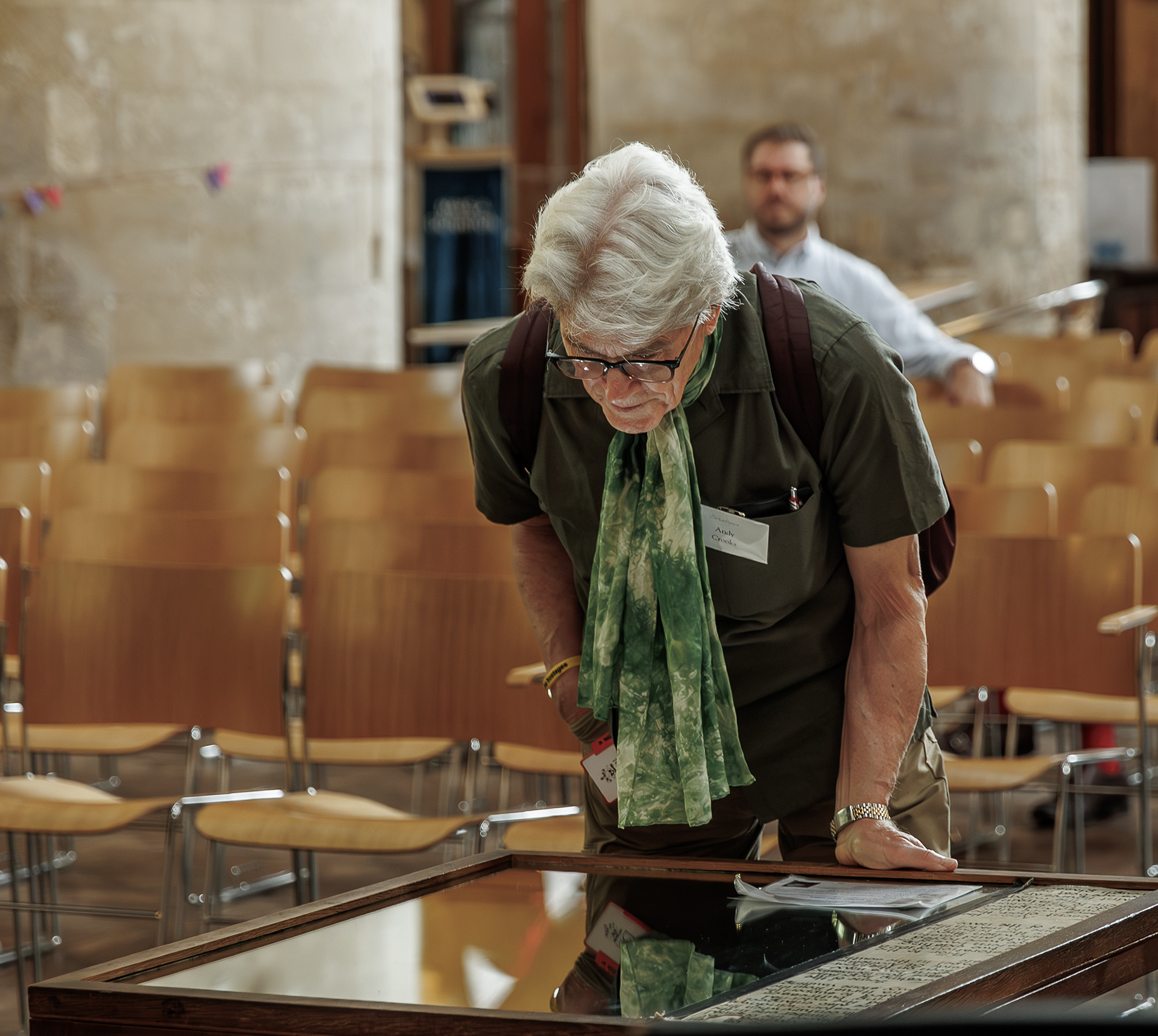 Andy uses the mirror to appreciate the roof