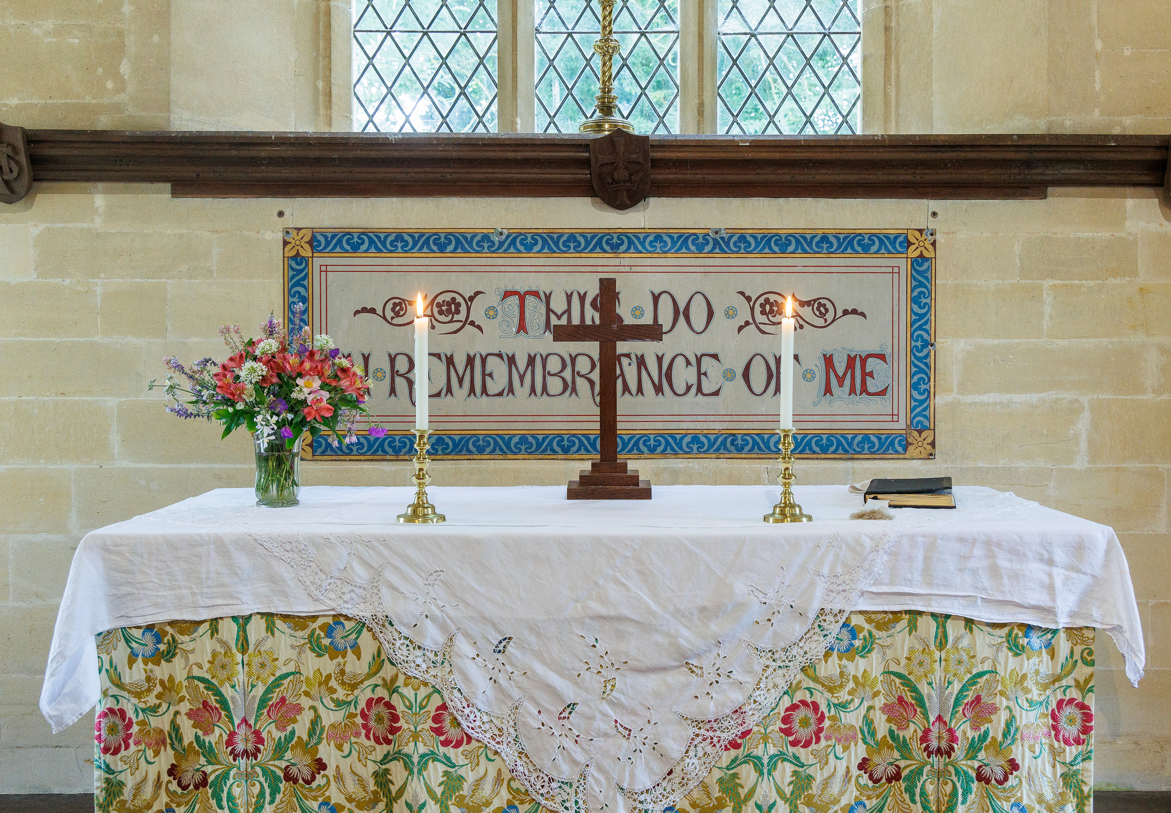 The altar in Garsdon church