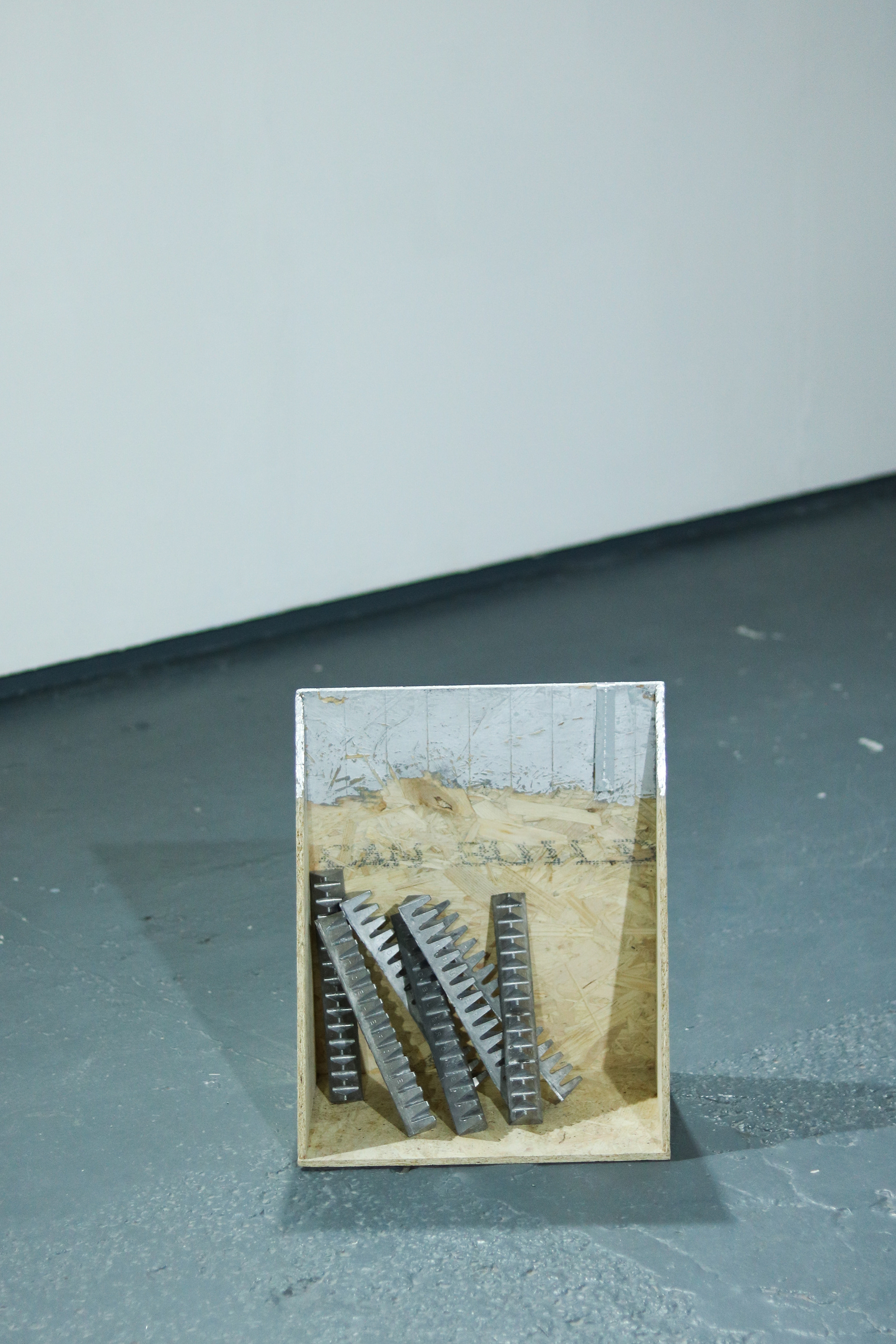osb shelf, aluminium tape, 7x aluminium toblerones, aluminium foil with text, sawdust