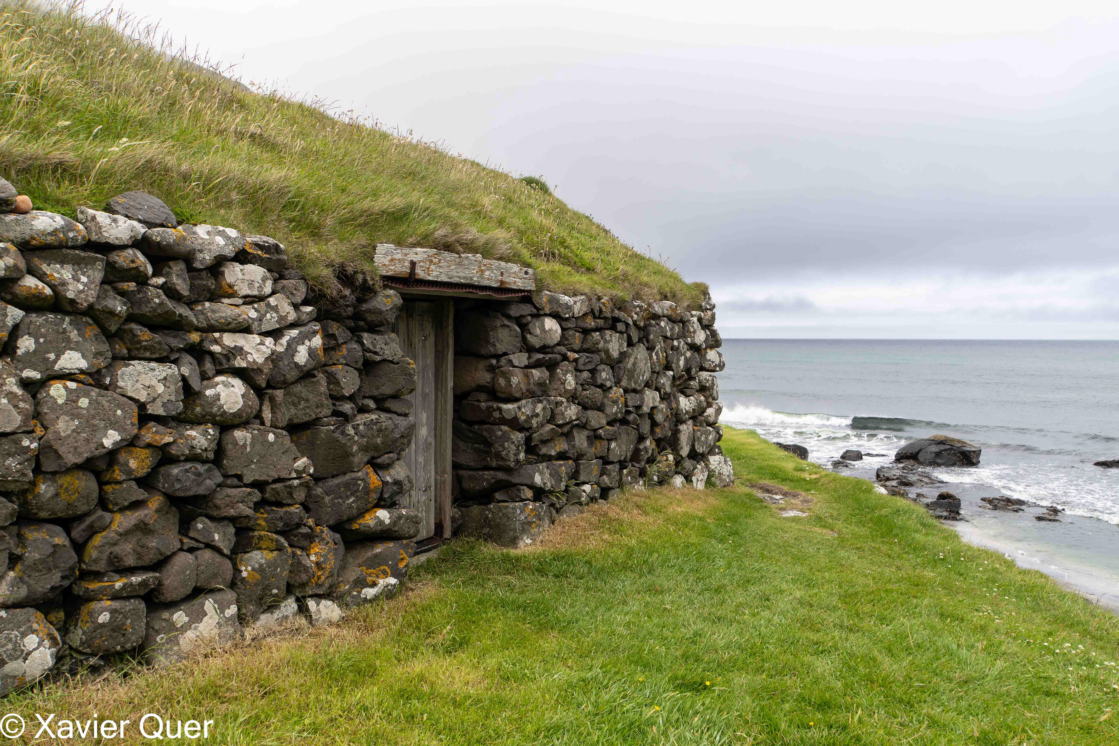 Cabanes de pedra seca i teulada d'herba a Husavik, Illes Fèroe.