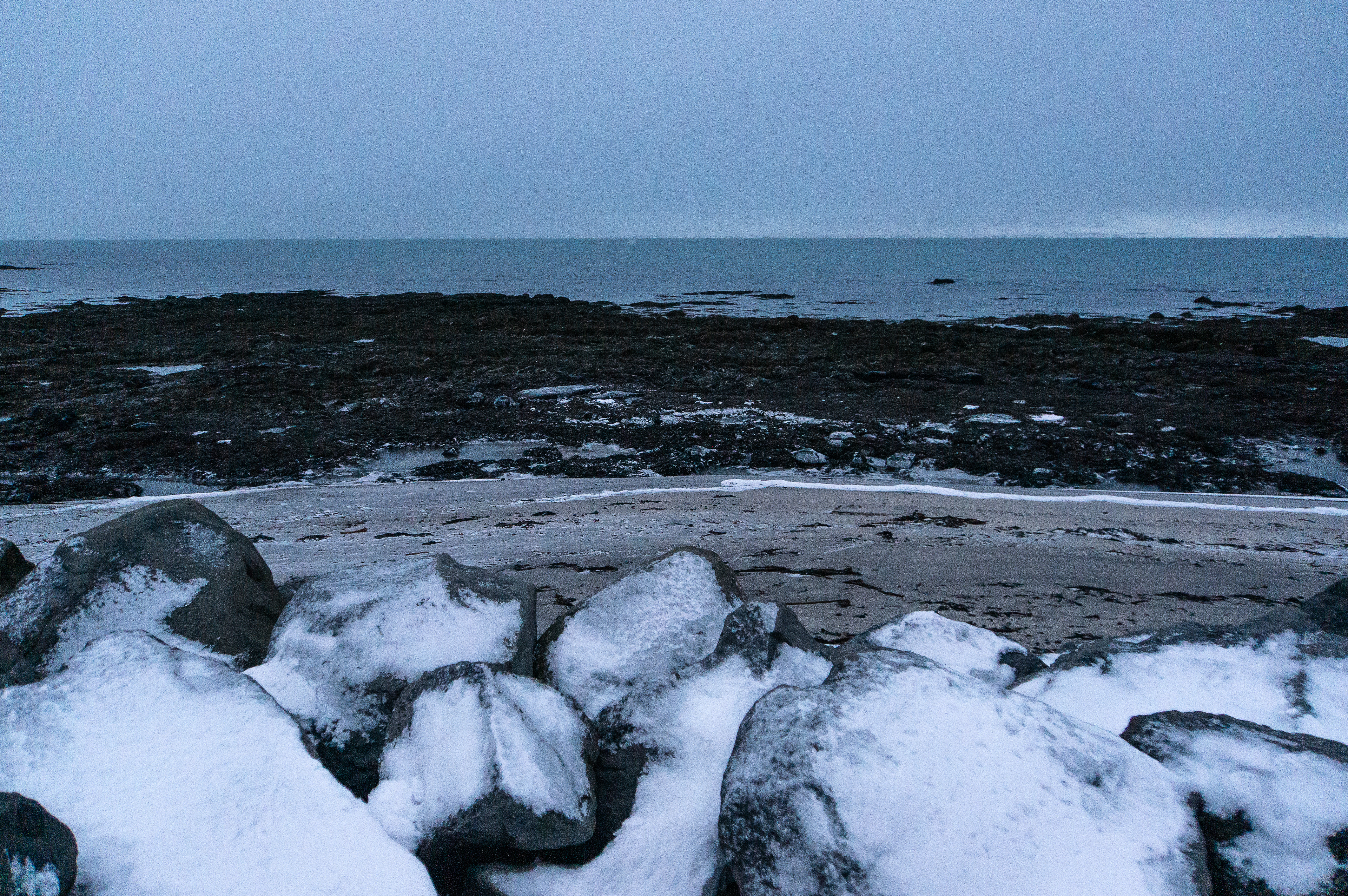 Roques amb glaç a la zona del far de Grótta, Reykjavík (Islàndia)