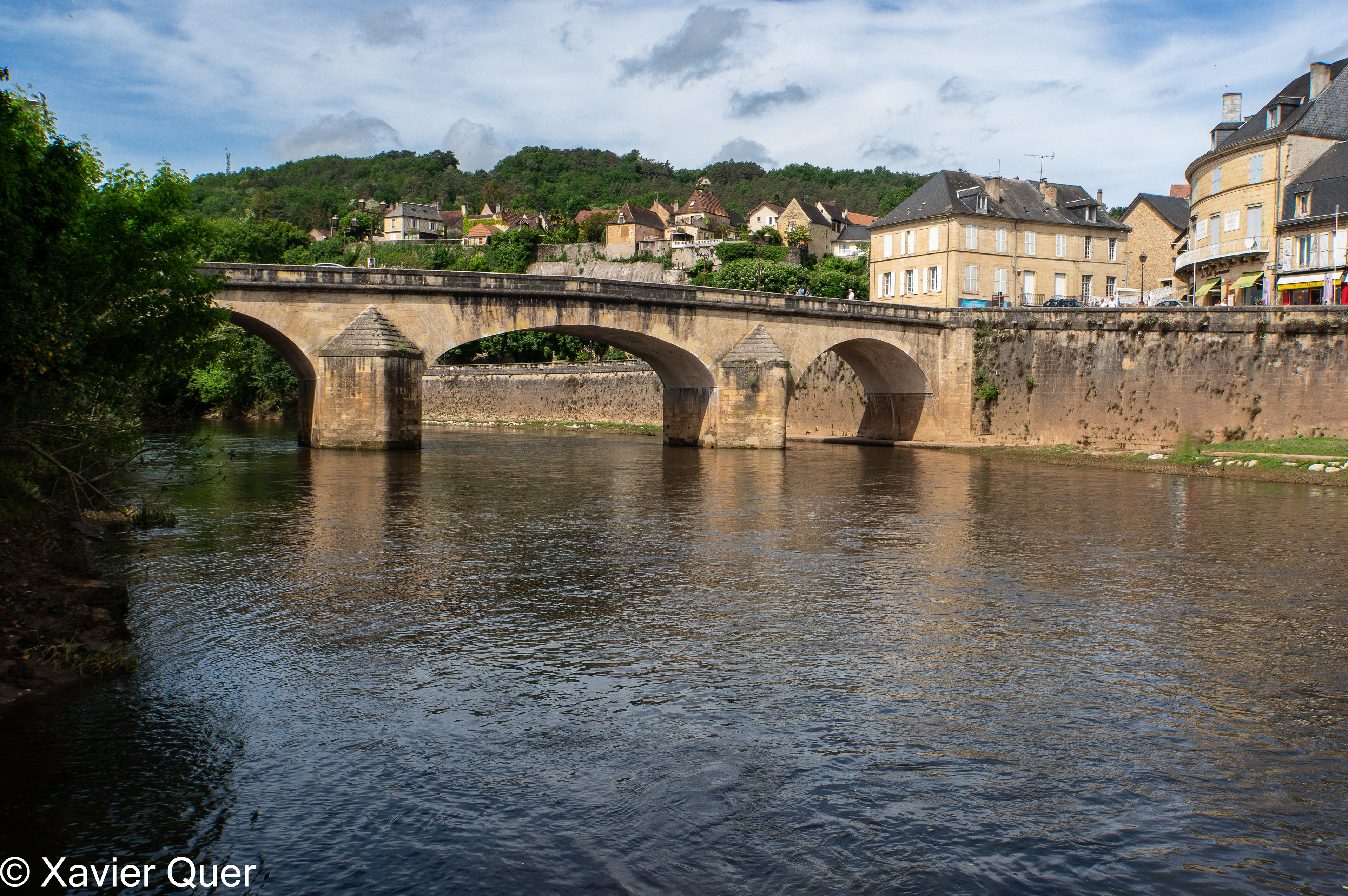 El Pont Vieux sobre el riu Vézère, al seu pas per Montignac, Dordonya, França