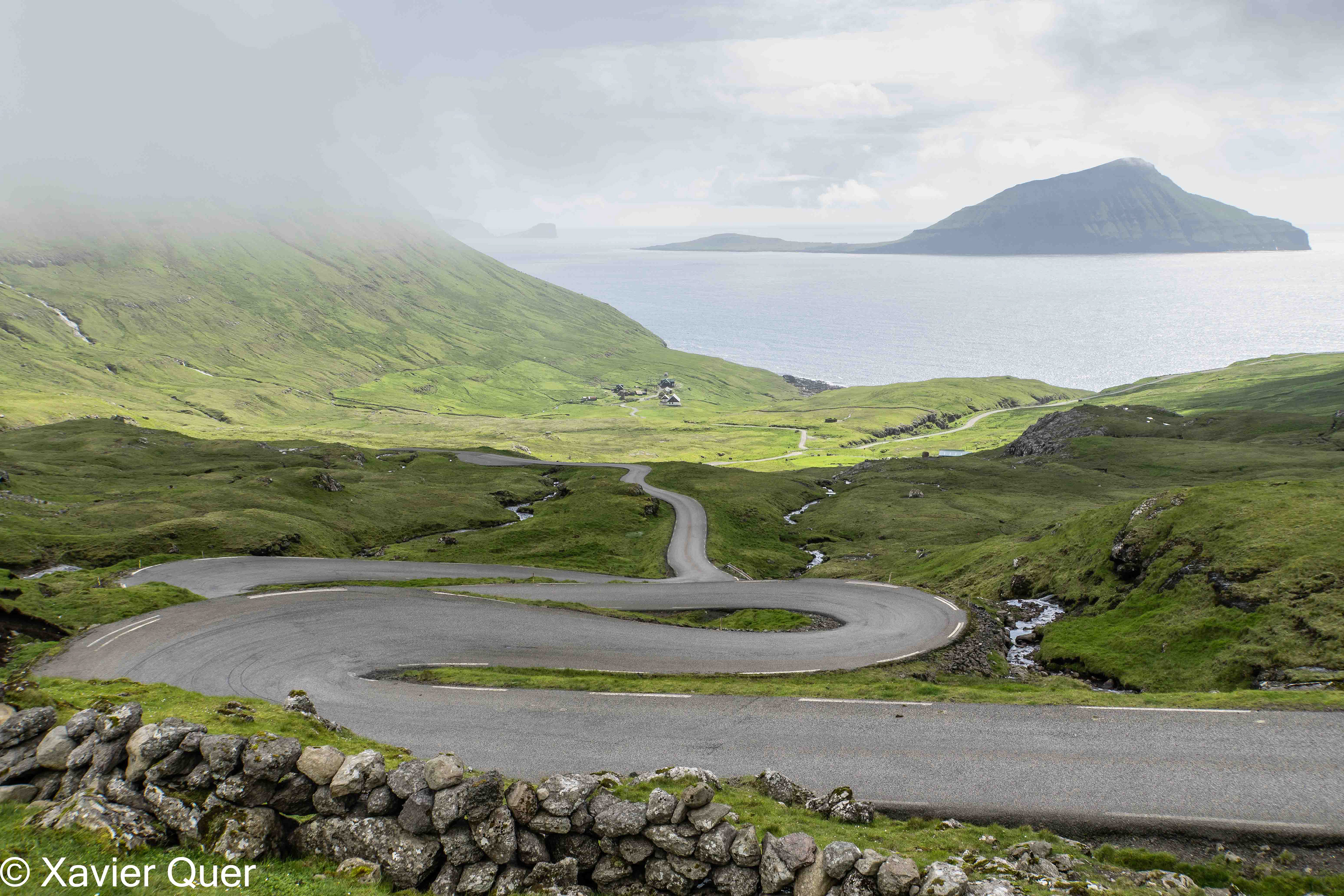 Accés al poble de Nordradalur per la carretera en ziga-zaga, Illes Fèroe