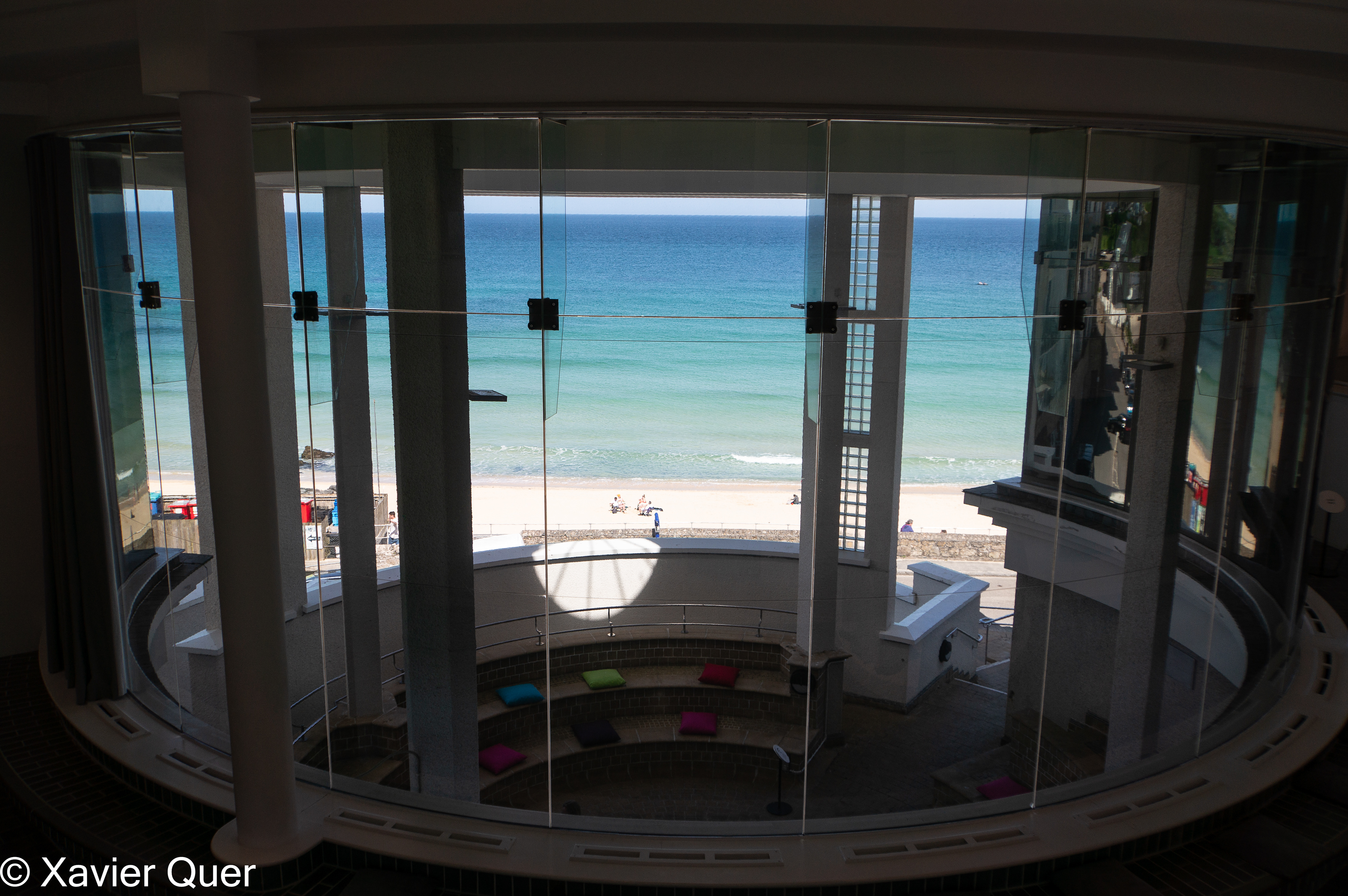 La platja de St.Ives des de l'interior de la Tate