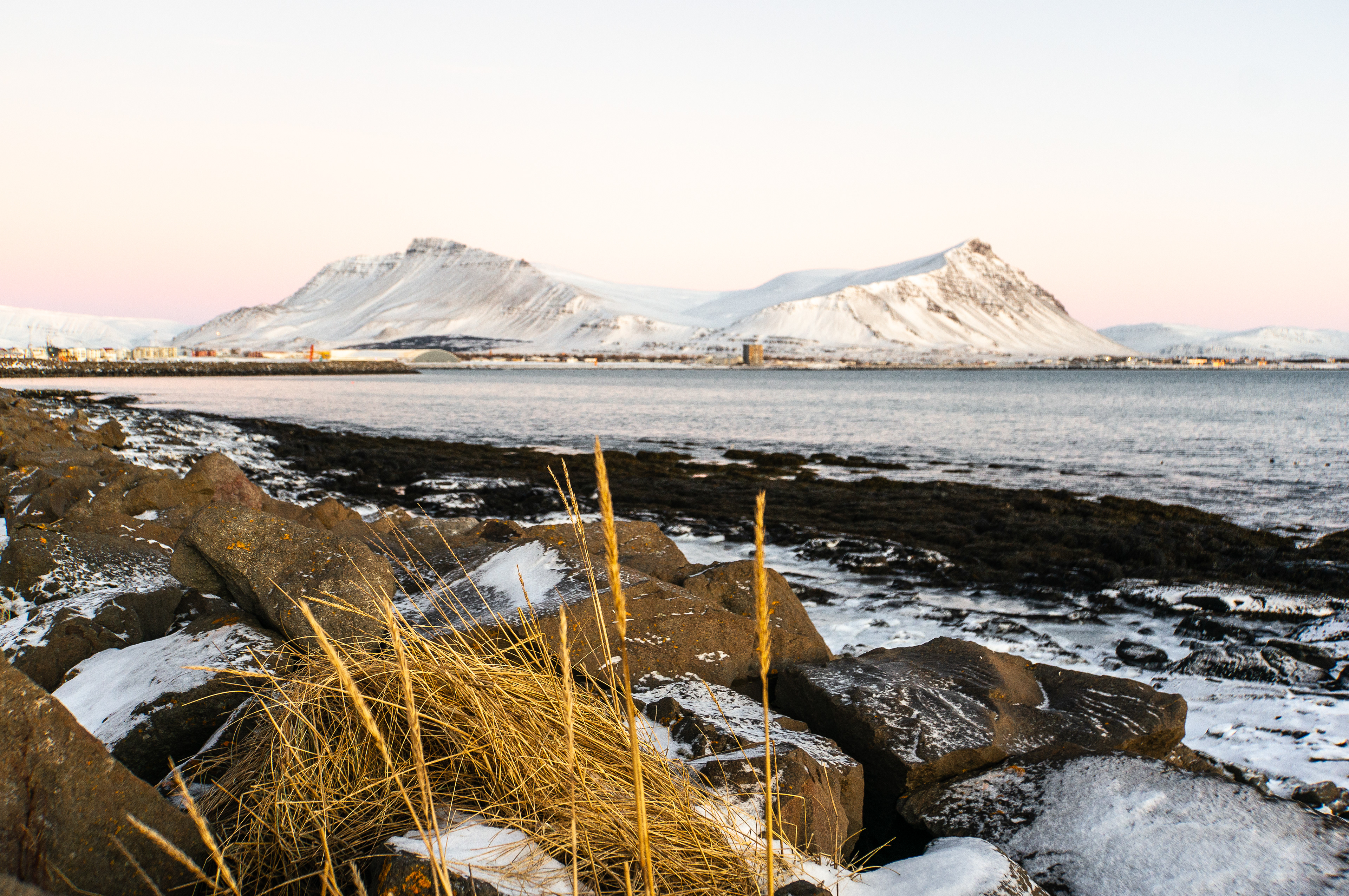 La ciutat d'Akranes des del far (Islàndia)