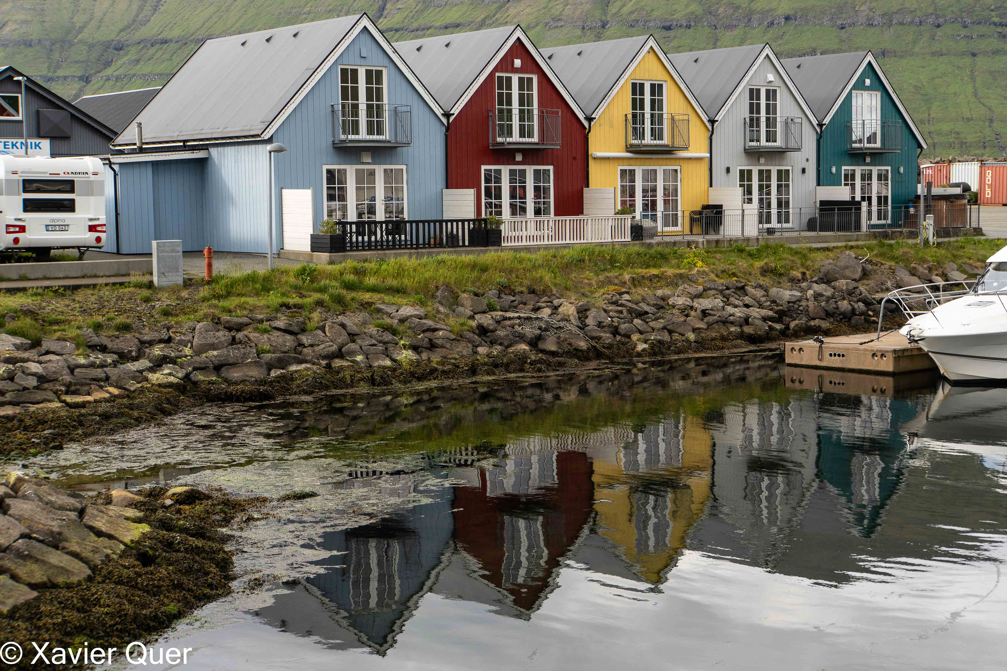 Cases de colors al port de Leirvik, Illes Fèroe