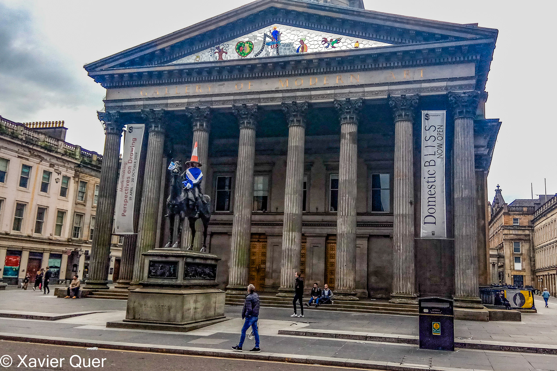 La famosa escultura amb el con al cap, davant de la Galeria d'Art Modern, Glasgow. Escòcia