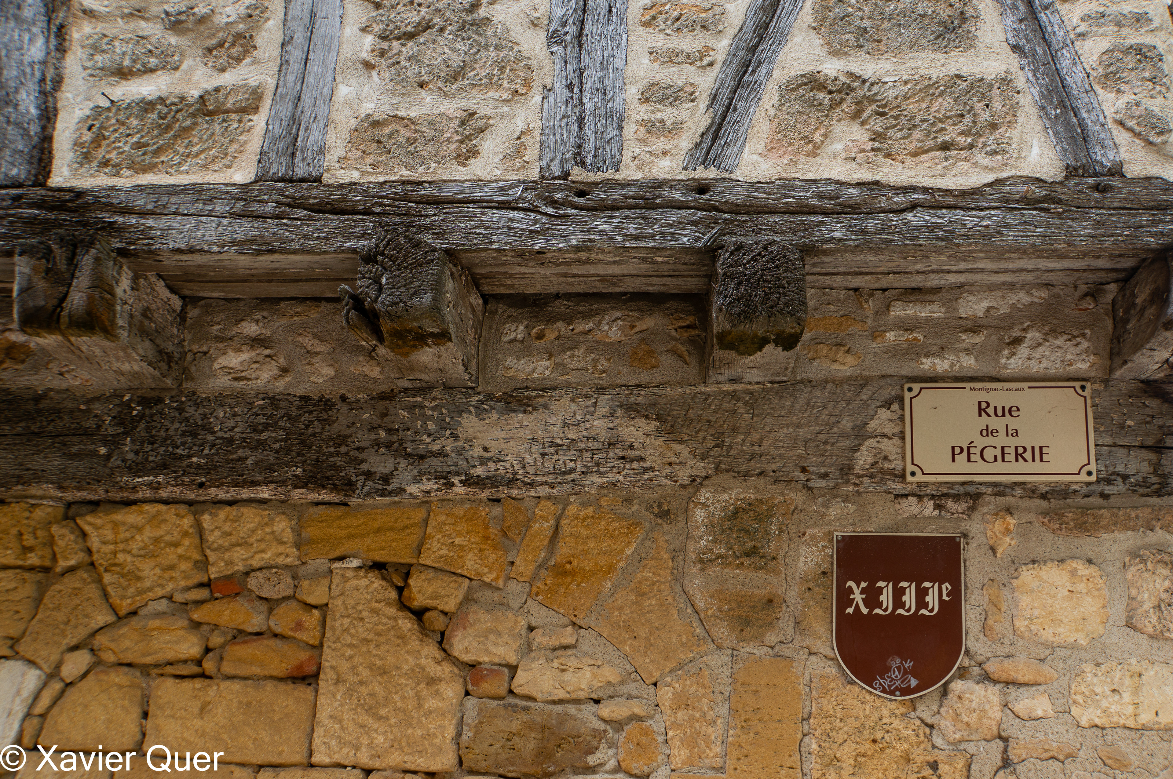 Detal d'una casa medieval del carrer de la Pegerie de Montignac, Dordonya, França