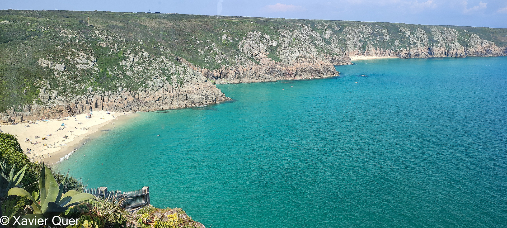Vistes de la platja i els penya-segats des del Minnack Theatre