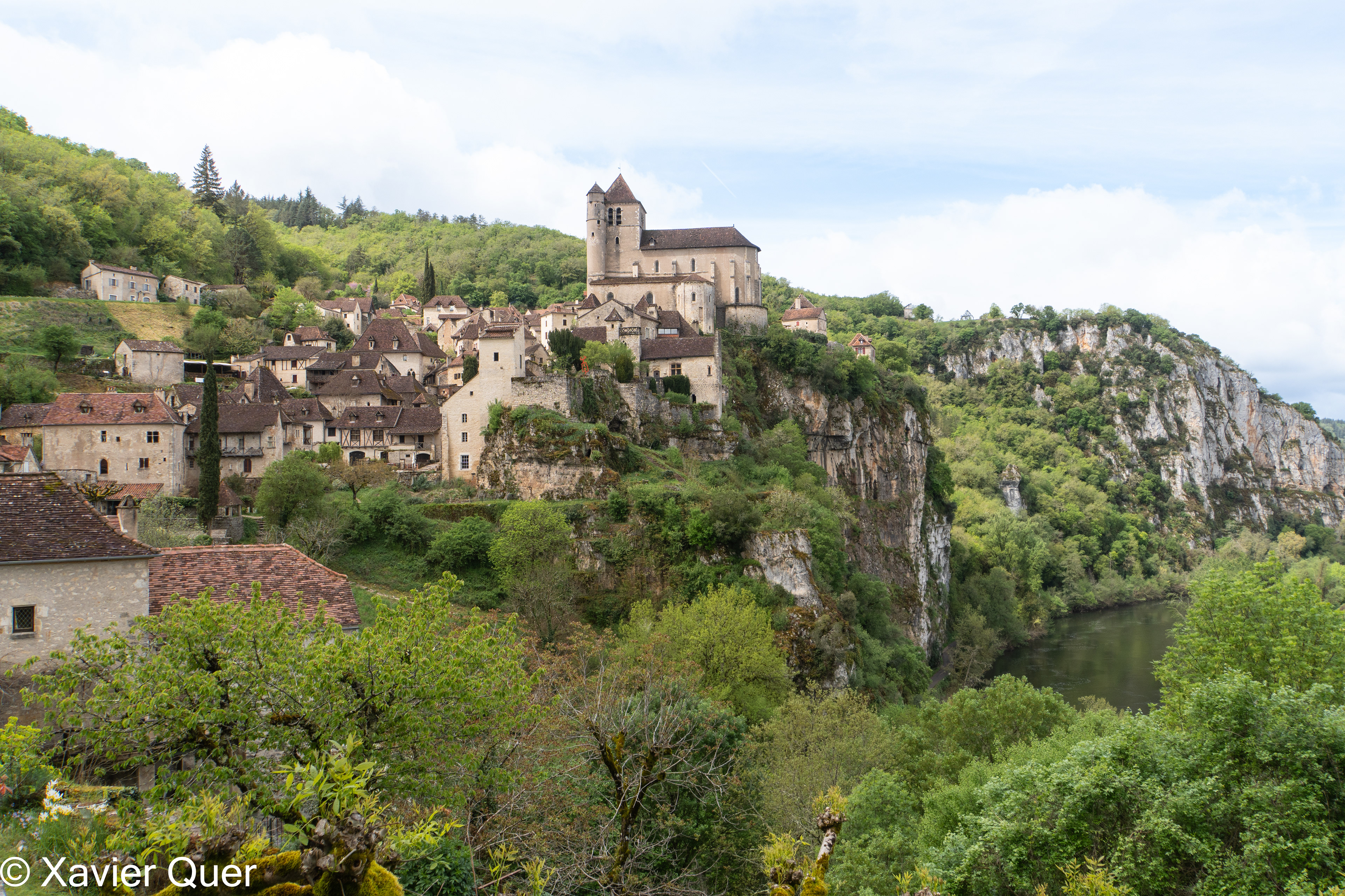 Vista general del poble de Saint Cirq Lapopie. Lot, Occitània.