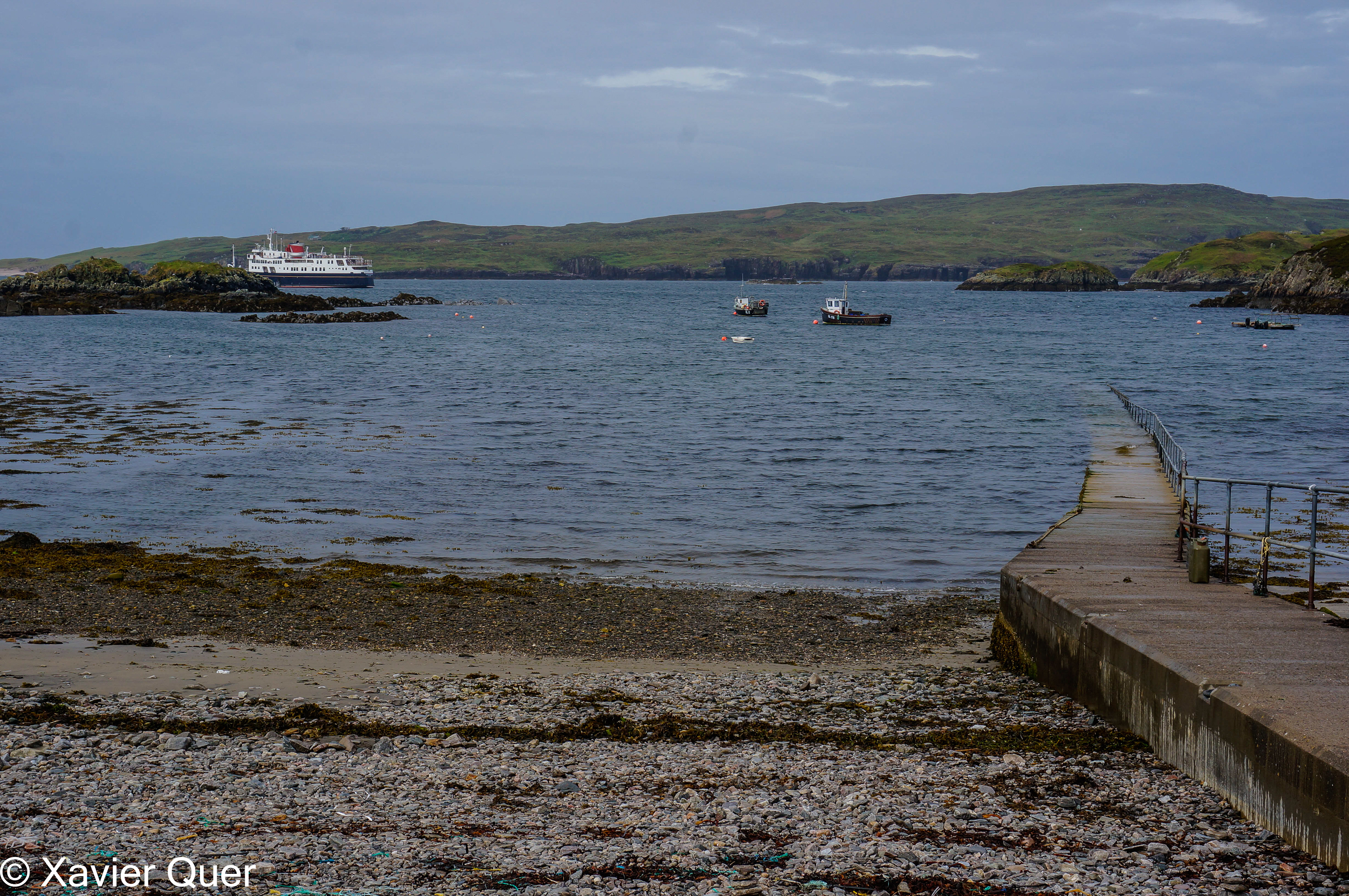 Port de Tarbet, d'on surt el transbordador a l'illa de Handa (al fons), Escòcia