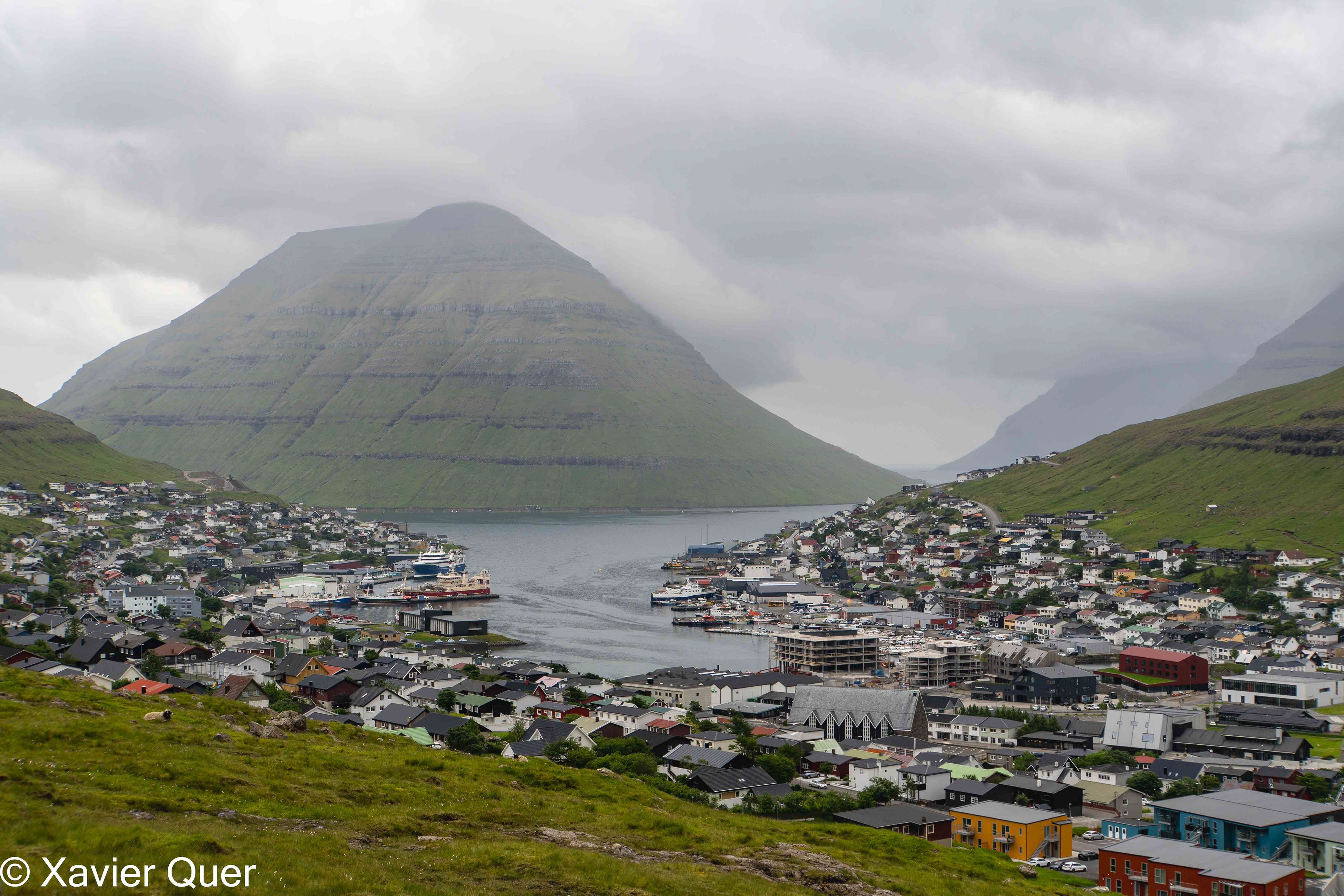 Vista general de la ciutat de Klaksvik, Illes Fèroe.
