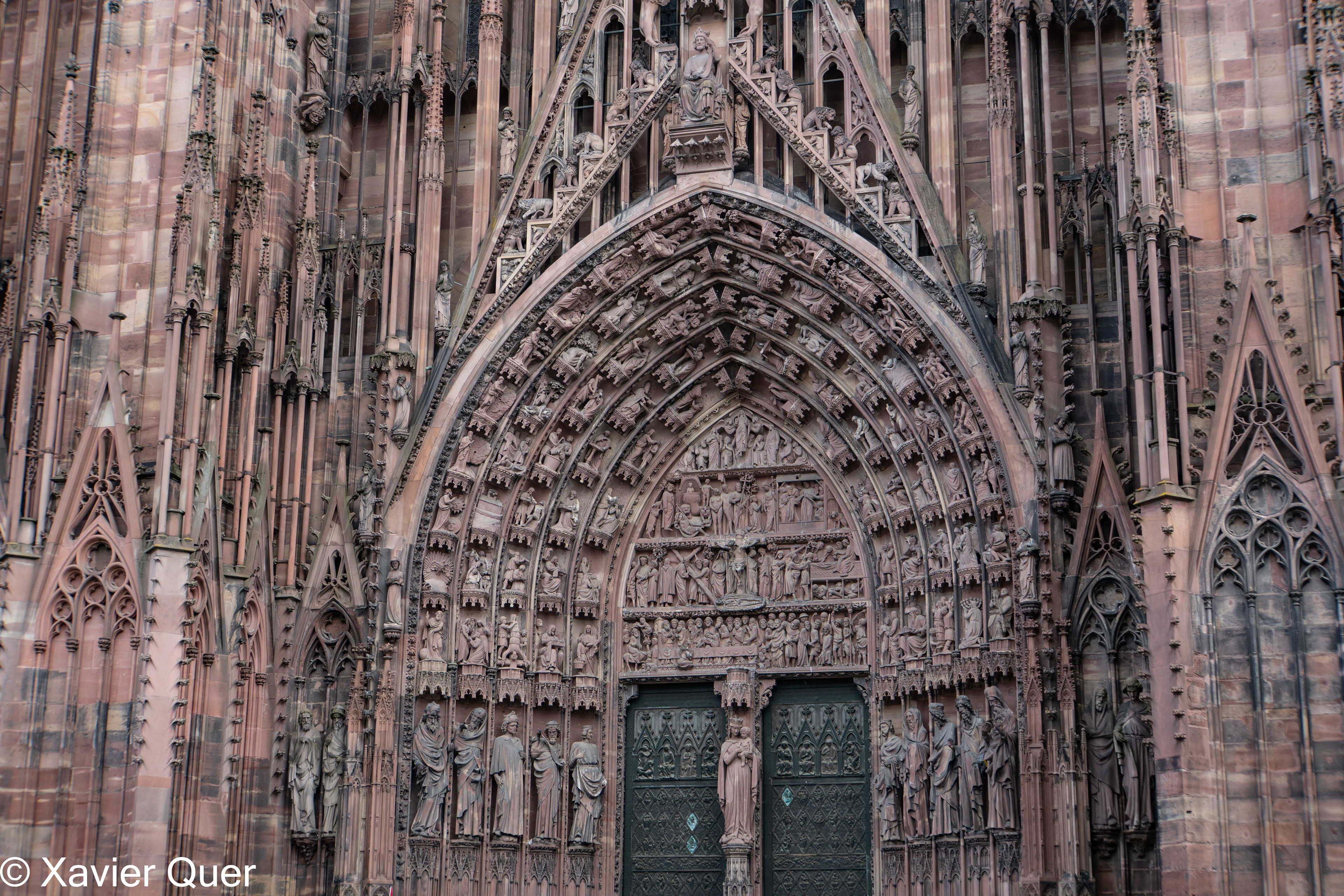 Parcial de la façana principal de la catedral d'Estrasburg (Bas Rhin, Grand Est, França)