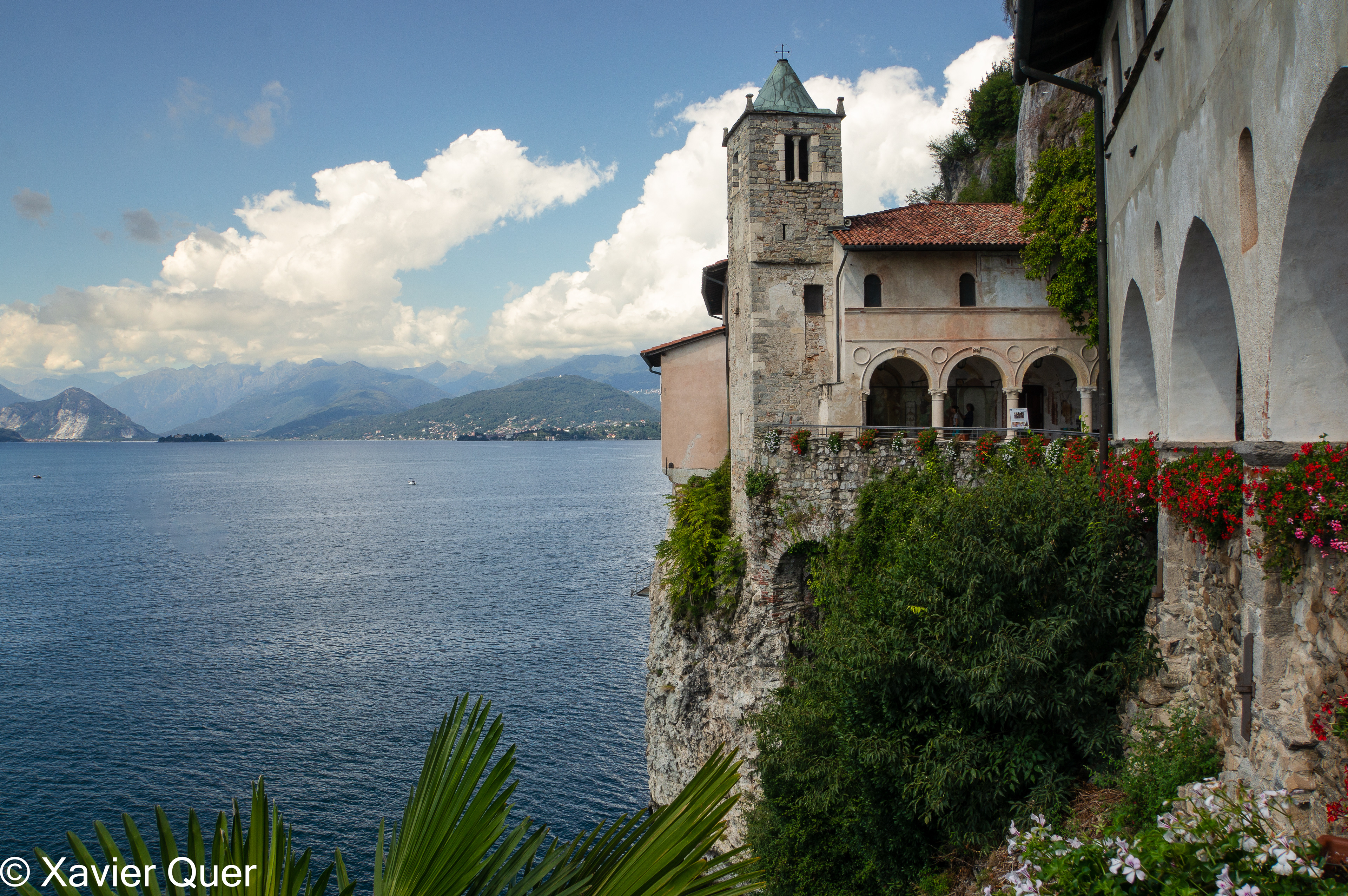 Vista general del Santuari de Santa Catalina del Sasso, Lago Maggiore