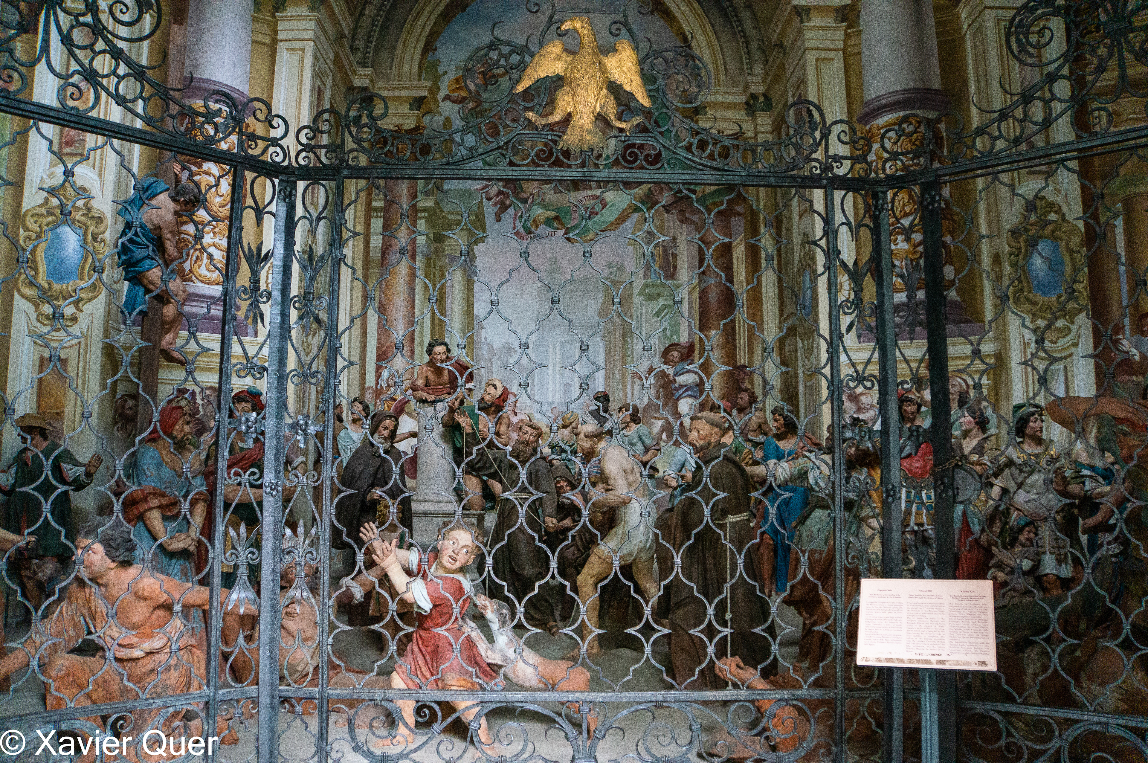 Una de les capelles amb figures quasi-humanes. Sacro Monte di Orta