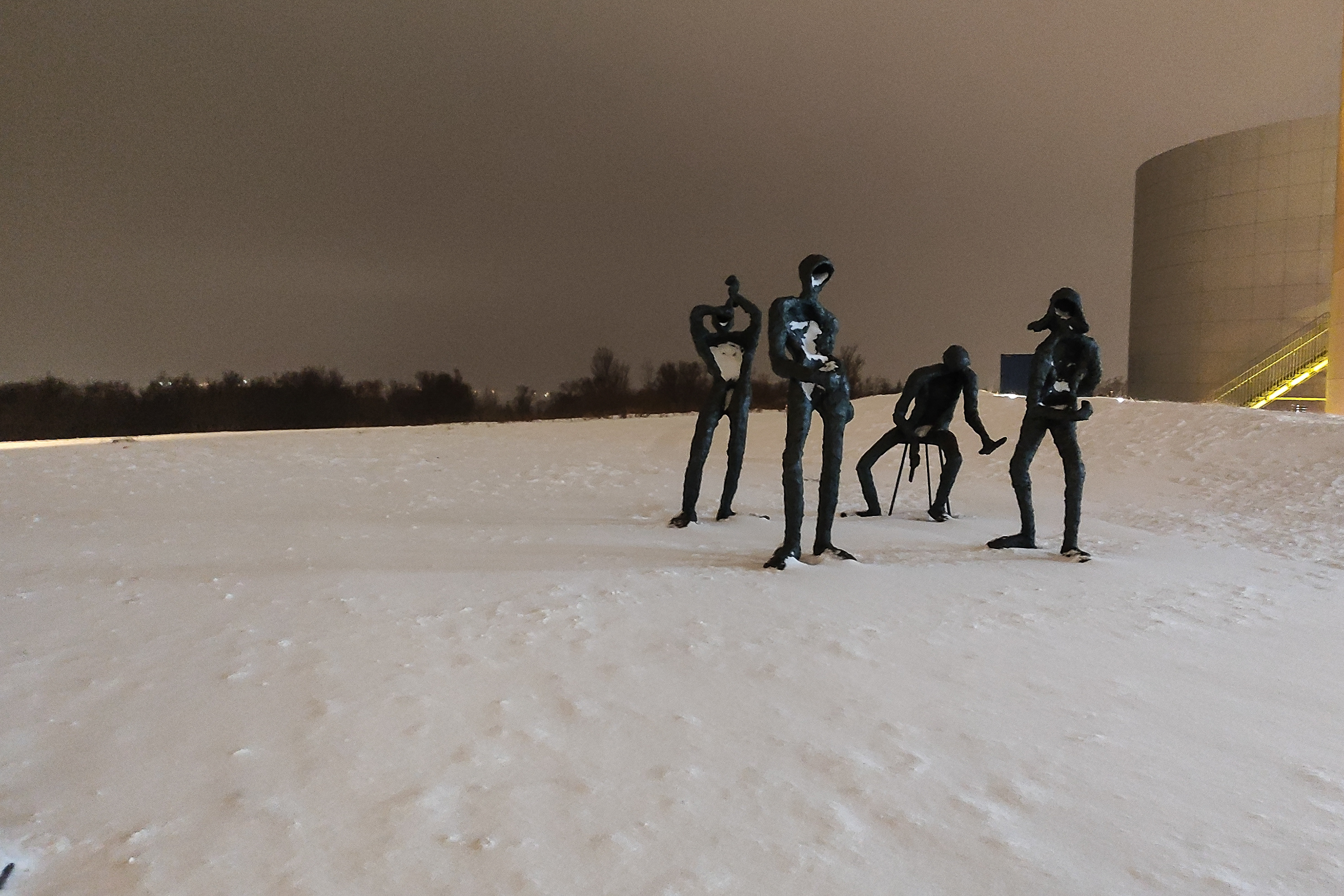 Escultures metàl·liques a l'exterior del Museu Perlan, Reykjavík (Islàndia)