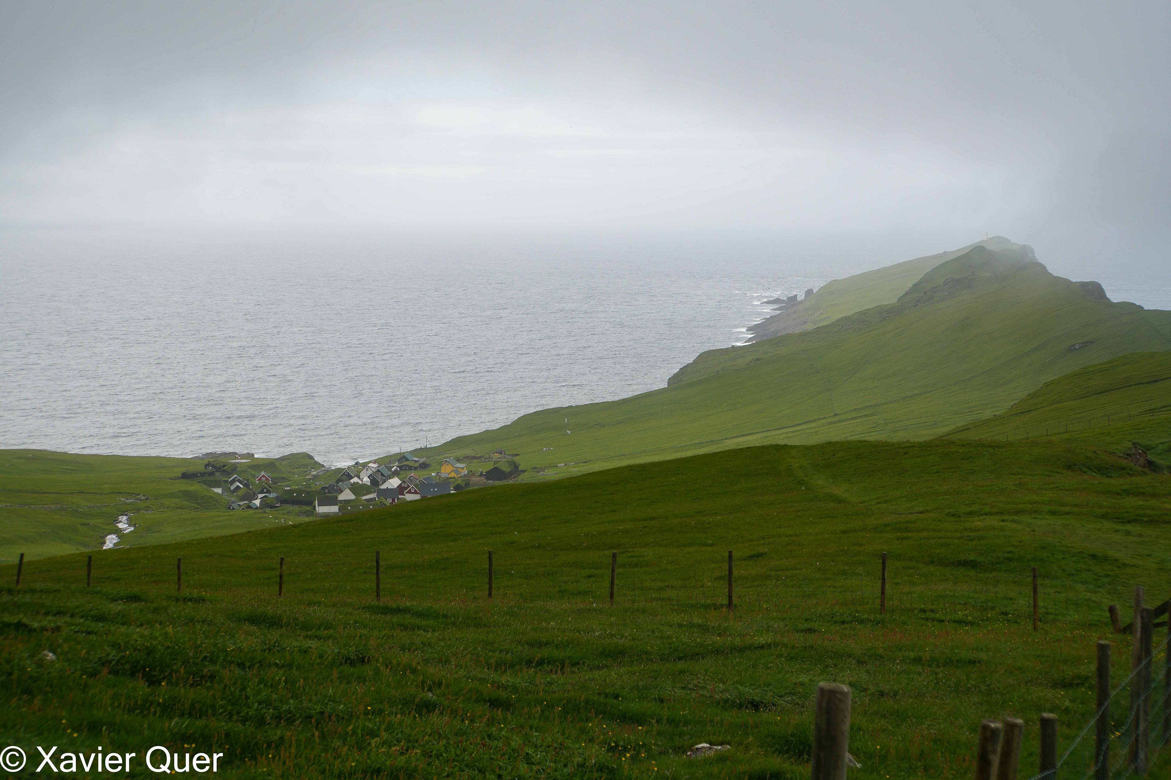 Vista de la població i de la meitat de l'illa de Mykines. Illes Fèroe.