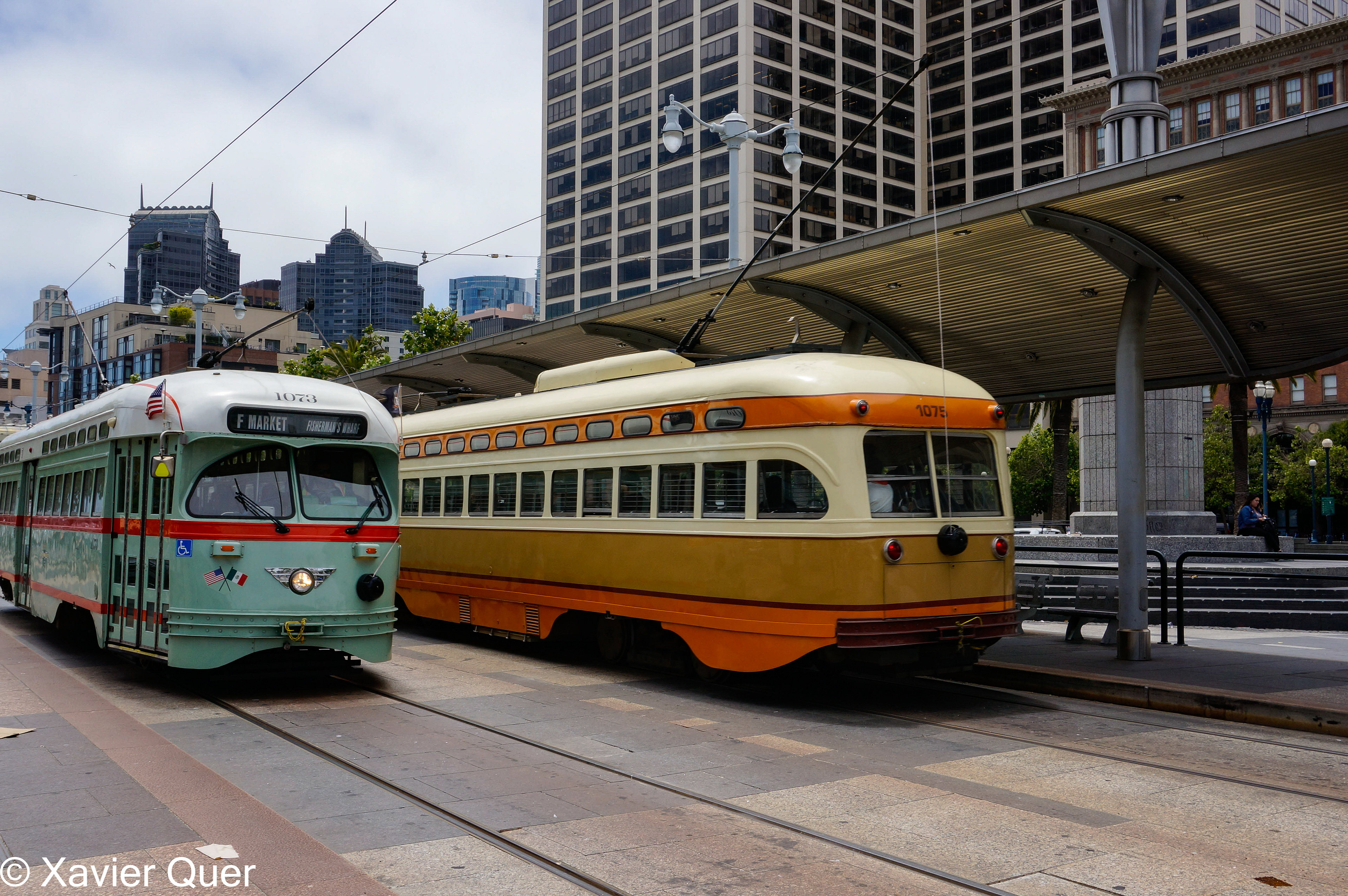 Tramvies davant del Ferry Building, San Francisco. Califòrnia