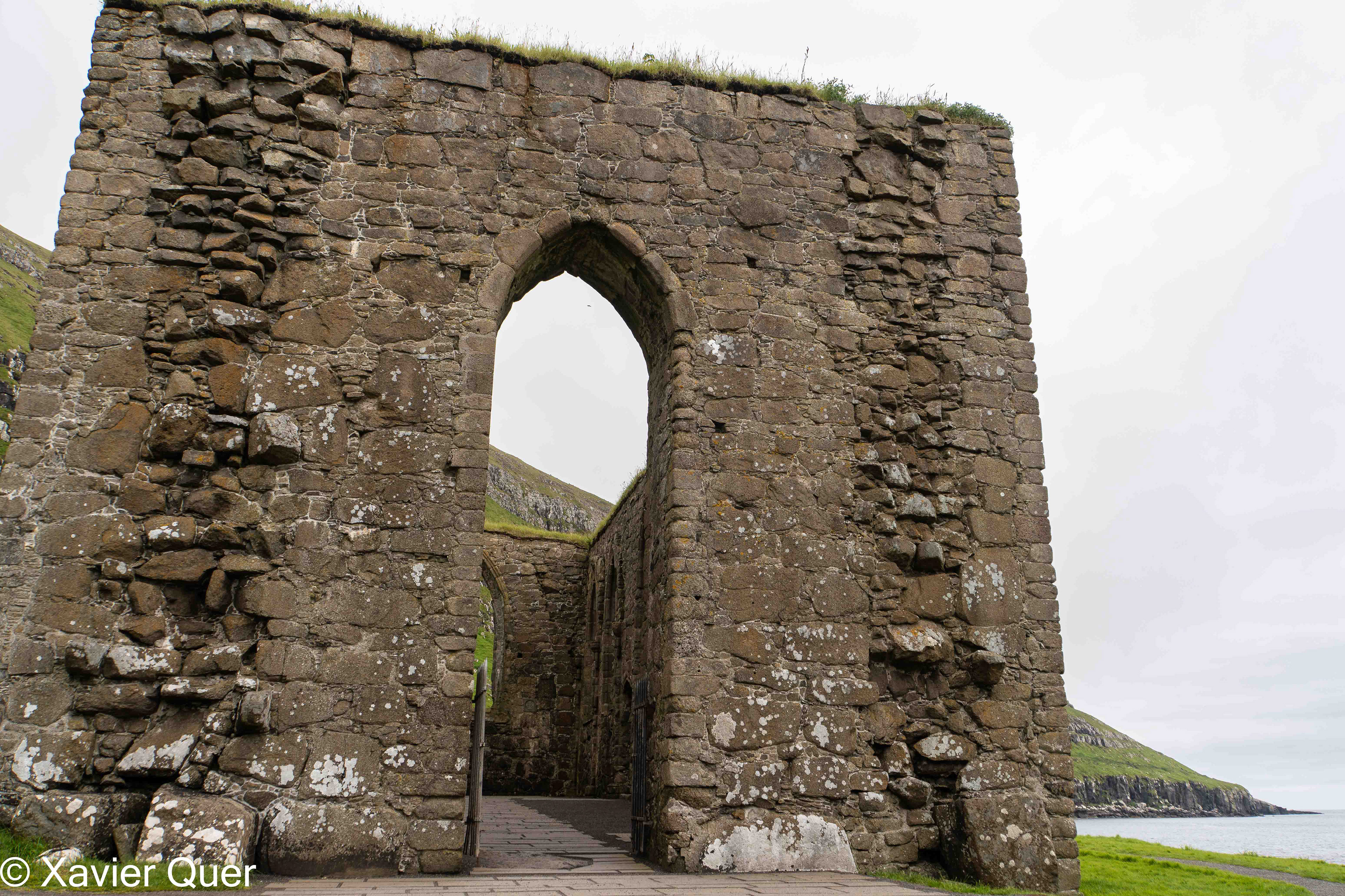 La Catedral inacabada o les ruïnes, no s'acaben de posar d'acord. Kirkjubour, Illes Fèroe.