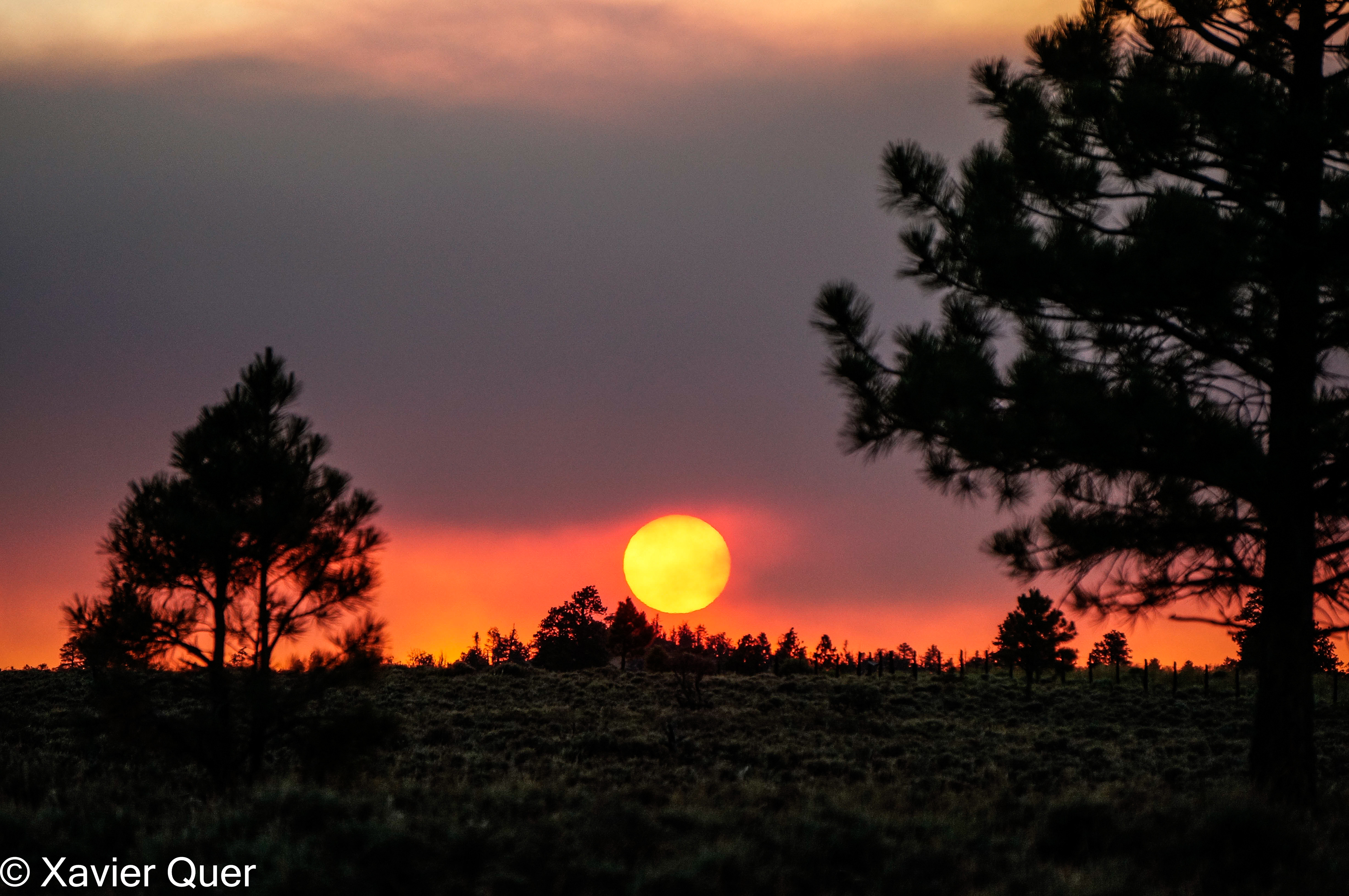 Posta de sol enterbolida pels incendis, Bryce Canyon. Utah