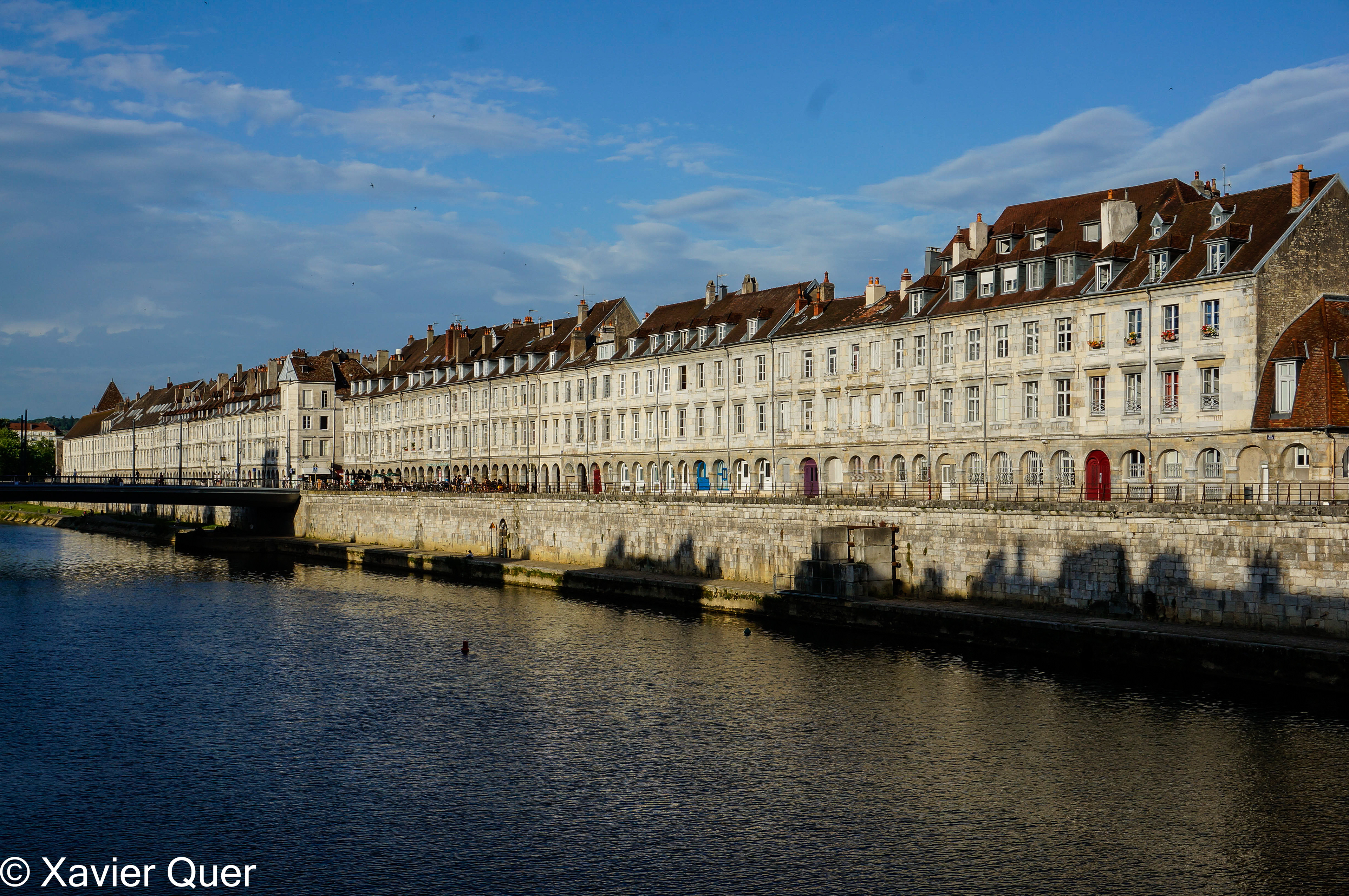 El riu Doubs passant per Besançon, França