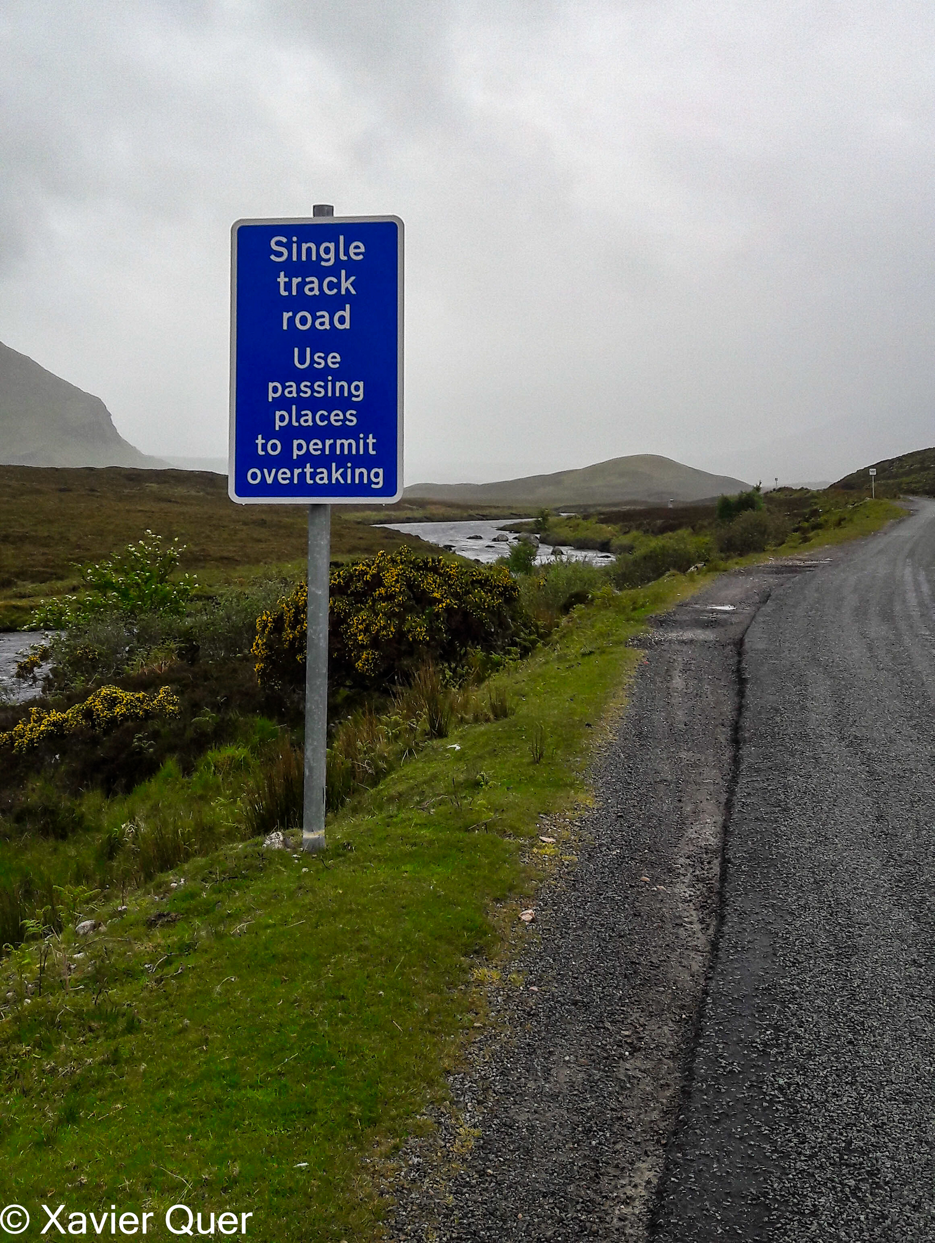 La carretera de les 500 milles és tan estreta que necessita "passing place". Escòcia