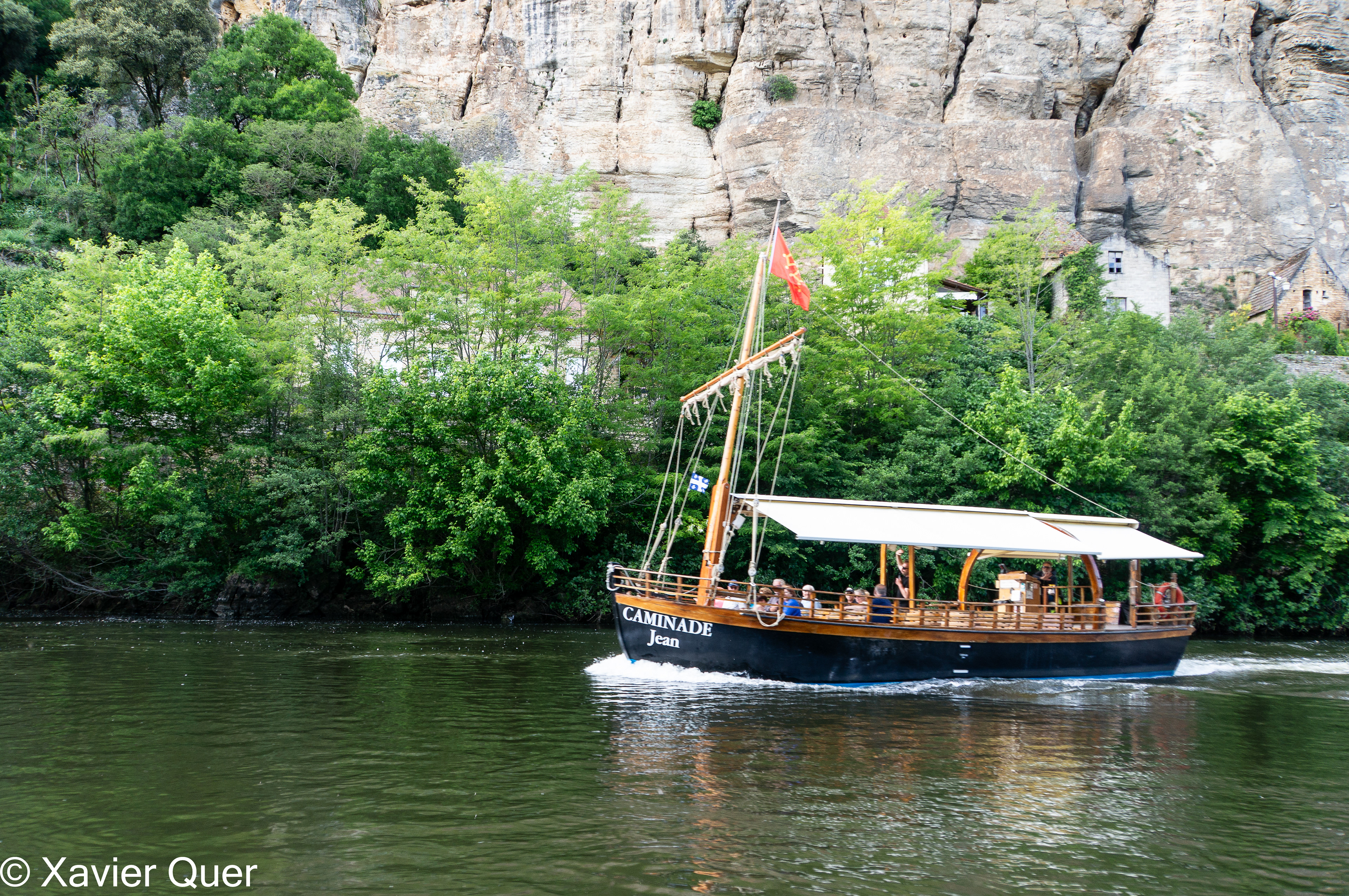 Una gavarra navegant pel riu Dordonya, a La Roque Gageac, Dordonya, França