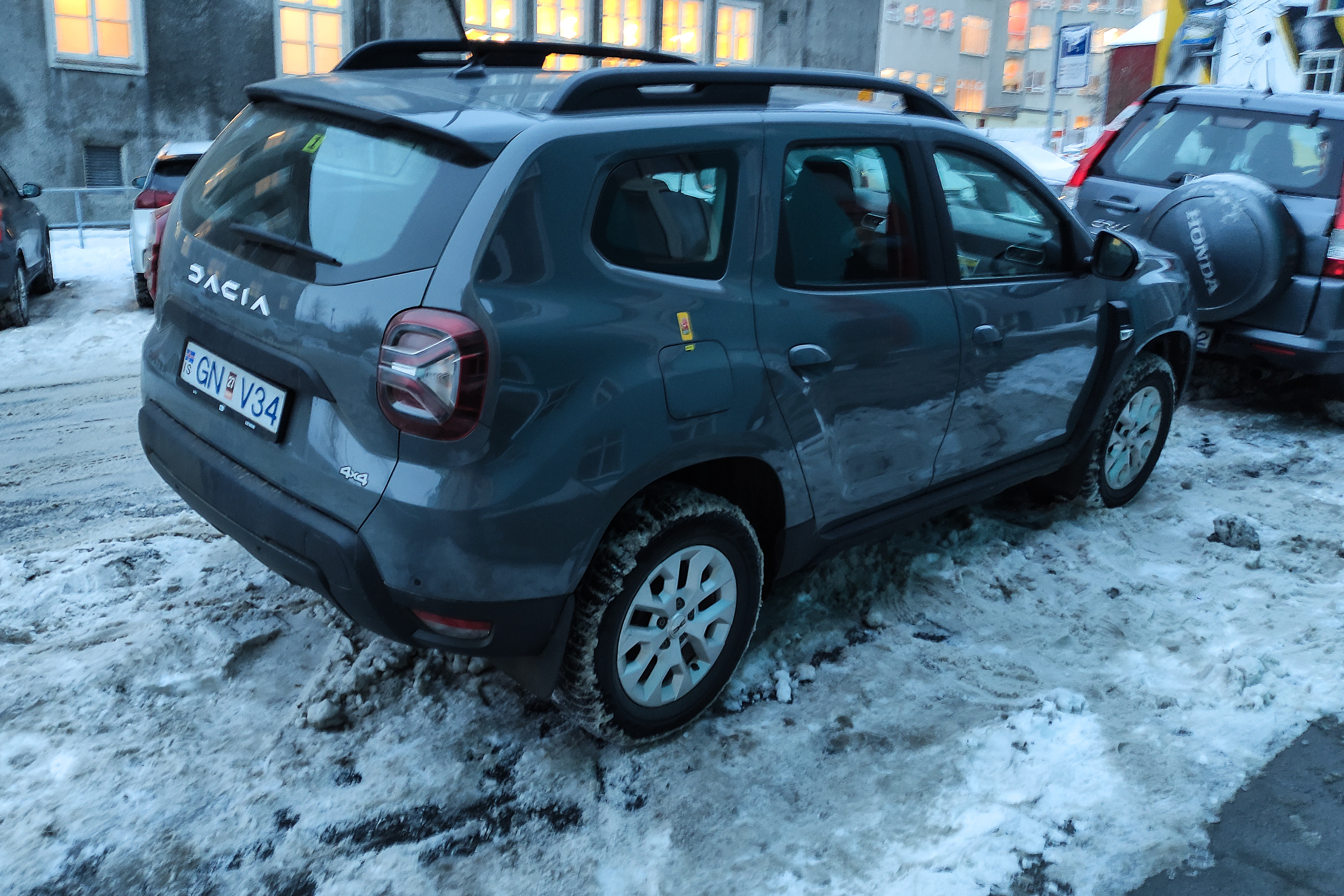 La neu i el glaç s'acumulen als carrers de Reykjavík (Islàndia)