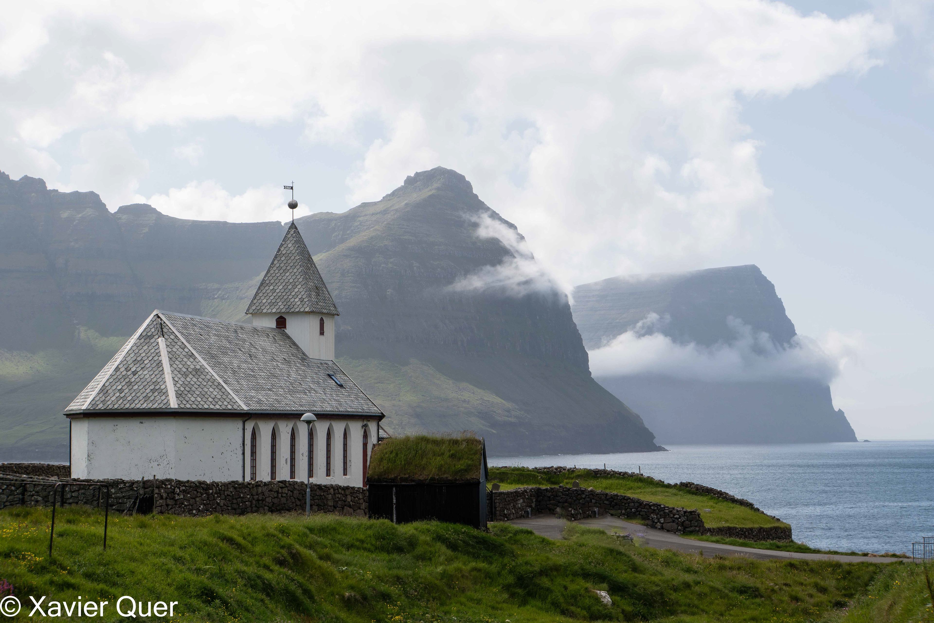 Església i penya-segats de Vidareidi, Illes Fèroe.