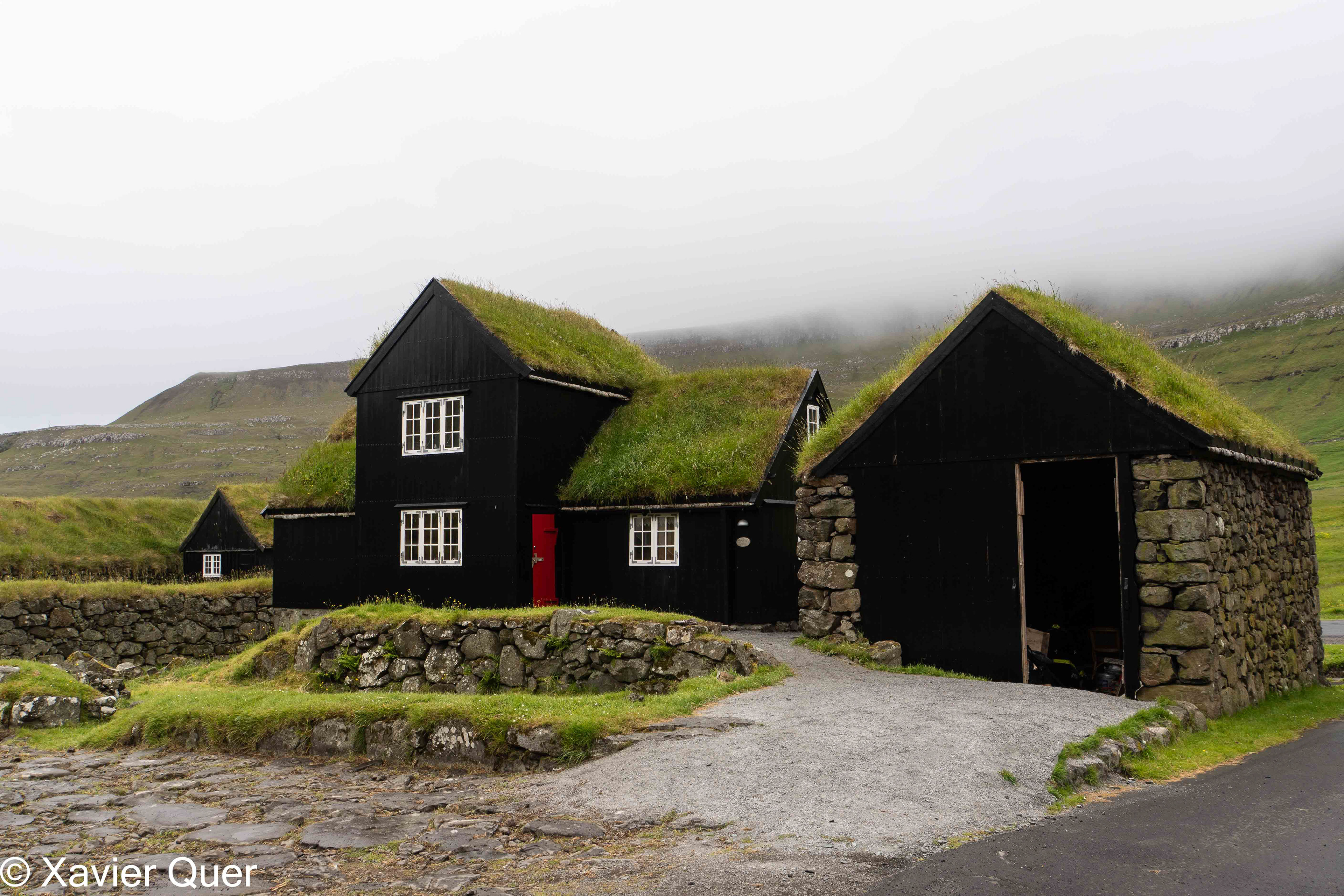 Cases amb teulada d'herba a Husavik, Illes Fèroe.