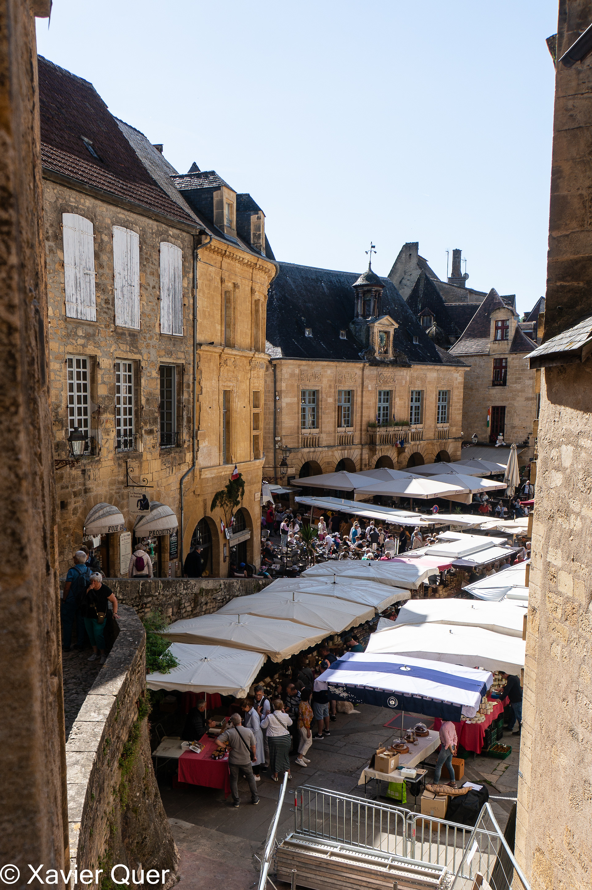 Mercat setmanal de dimecres en un carrer de Sarlat, Dordonya, França