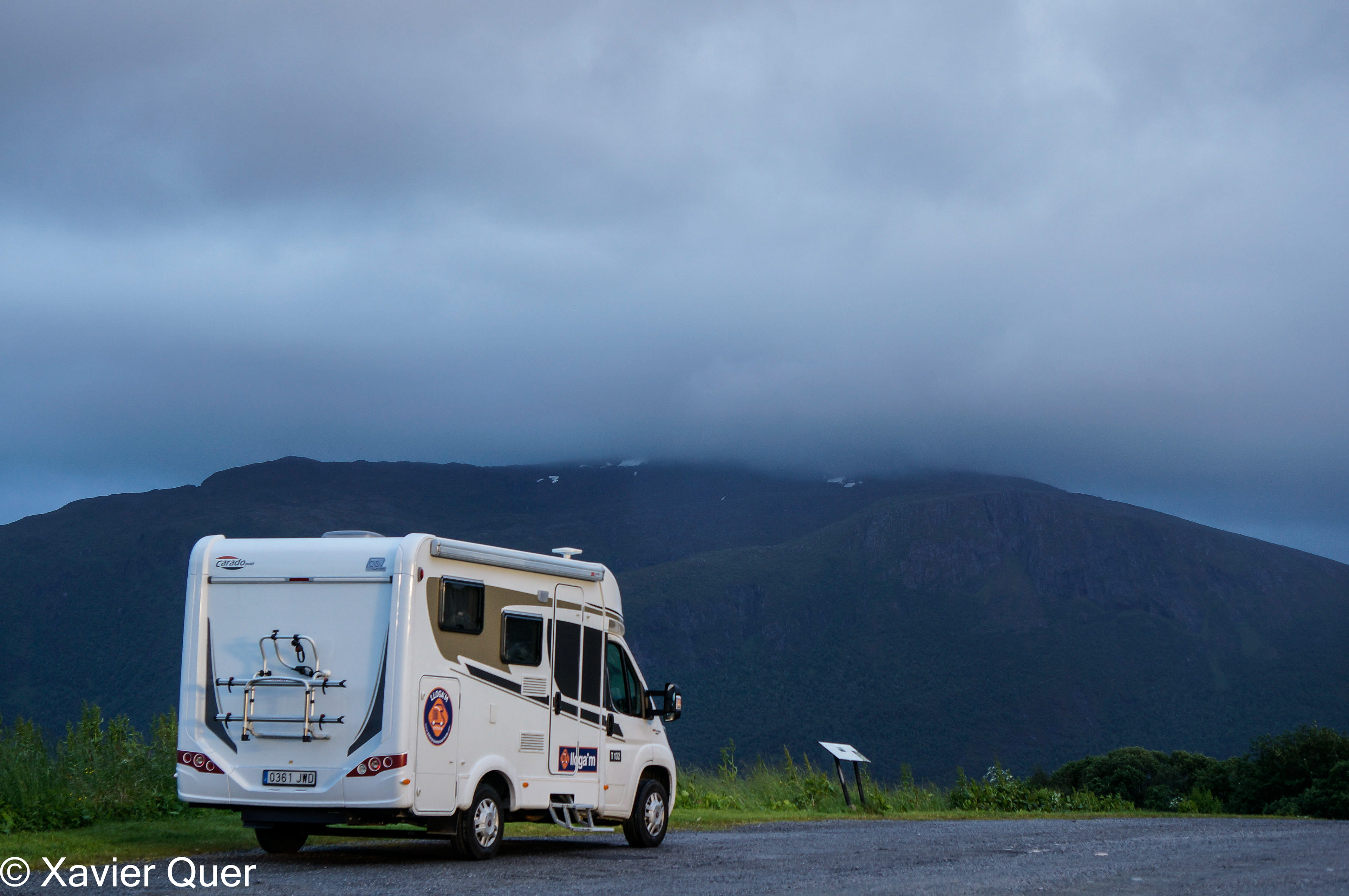 Aparcament de l'església de Kvernes, Noruega