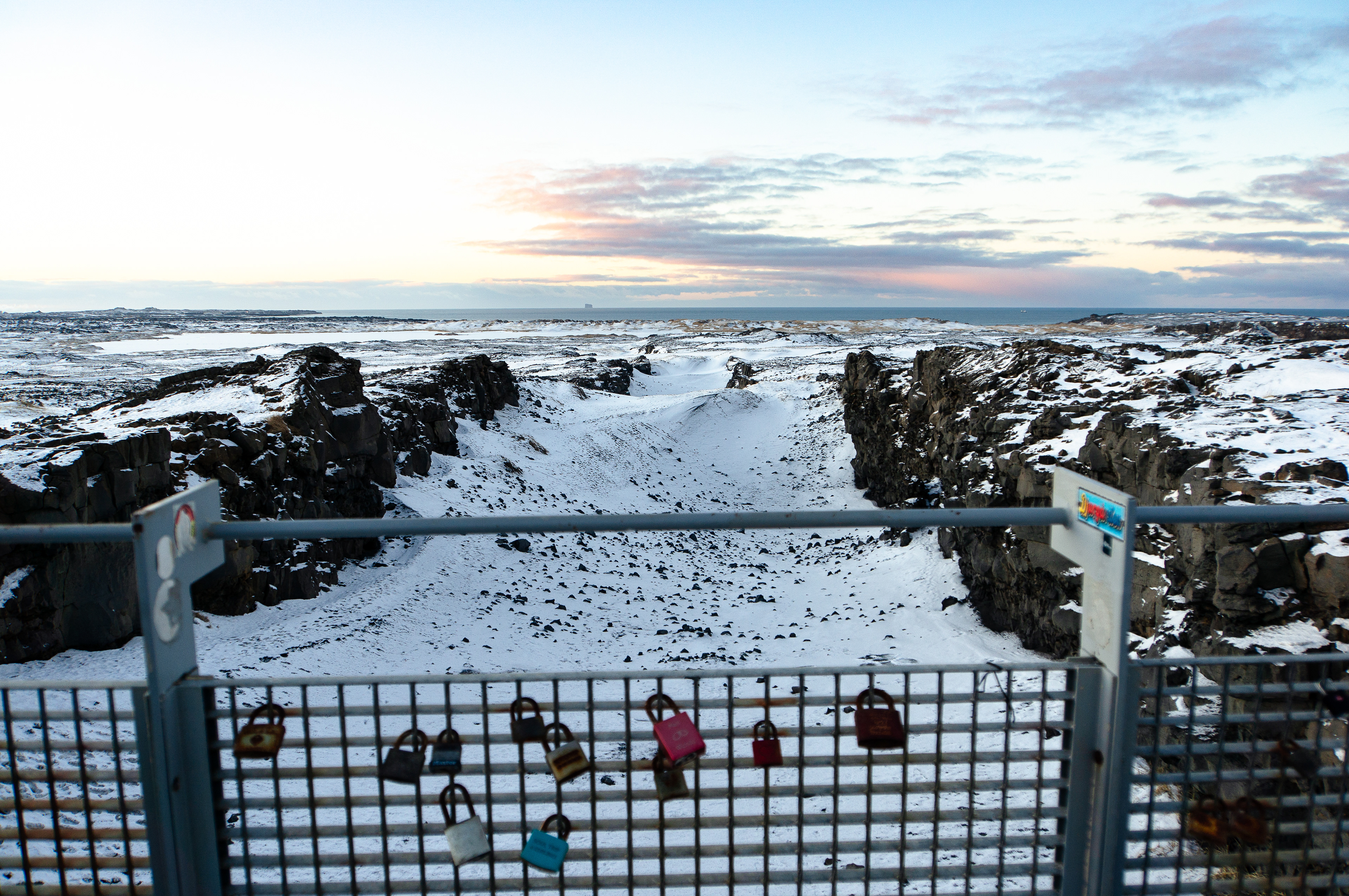 A "Bru Milli Heimsalfa" un pont uneix les plaques europea (esquerra) i americana (dreta). Islàndia