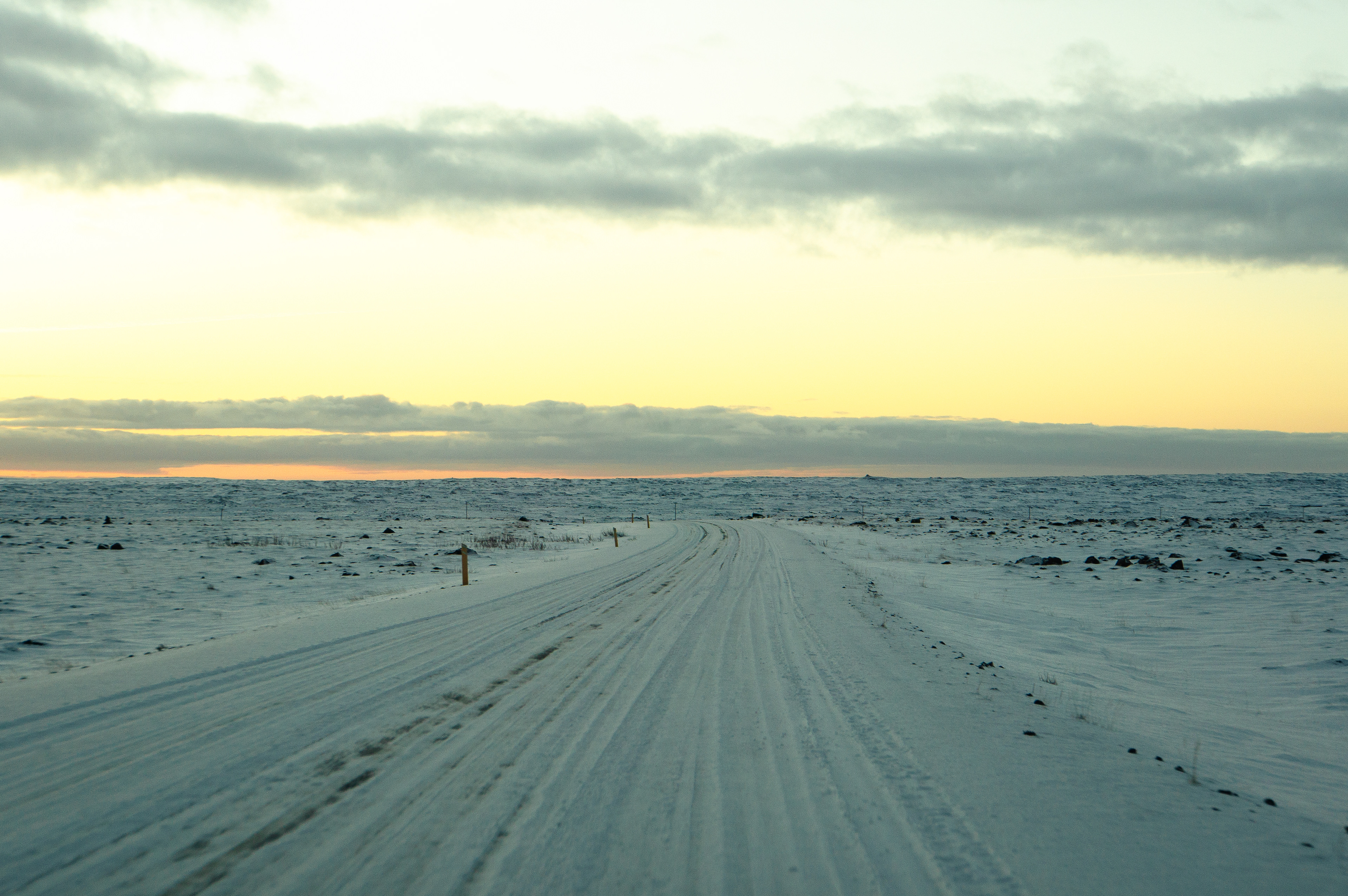 Carretera secundària sense netejar. El cotxe 4x4 i amb pneumàtics de claus hi circulava sense problemes. (Islàndia)