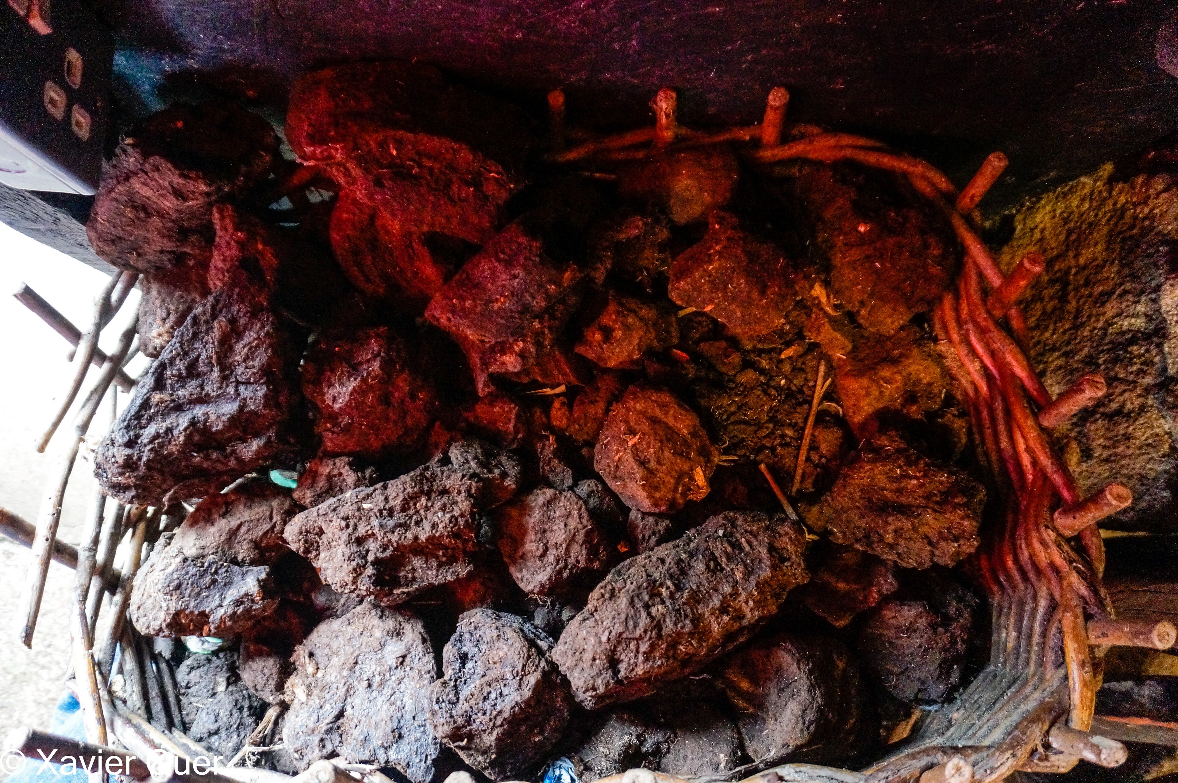 Torba preparada per cremar a la llar de foc, Skye Museum of Island Life. Escòcia