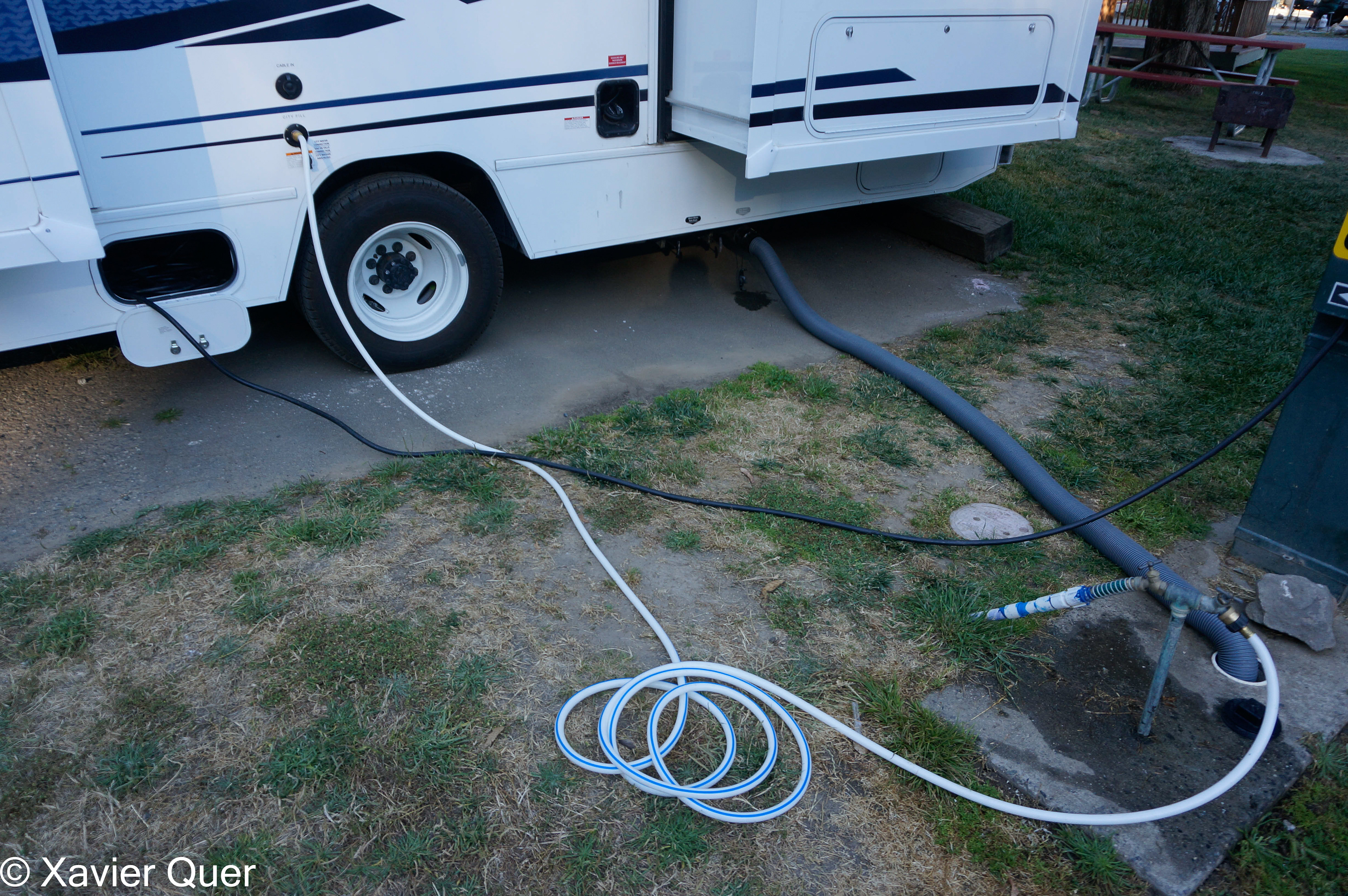 En general, les parcel·les sempre tenen connexió a aigua neta, electricitat i claveguera. Califòrnia
