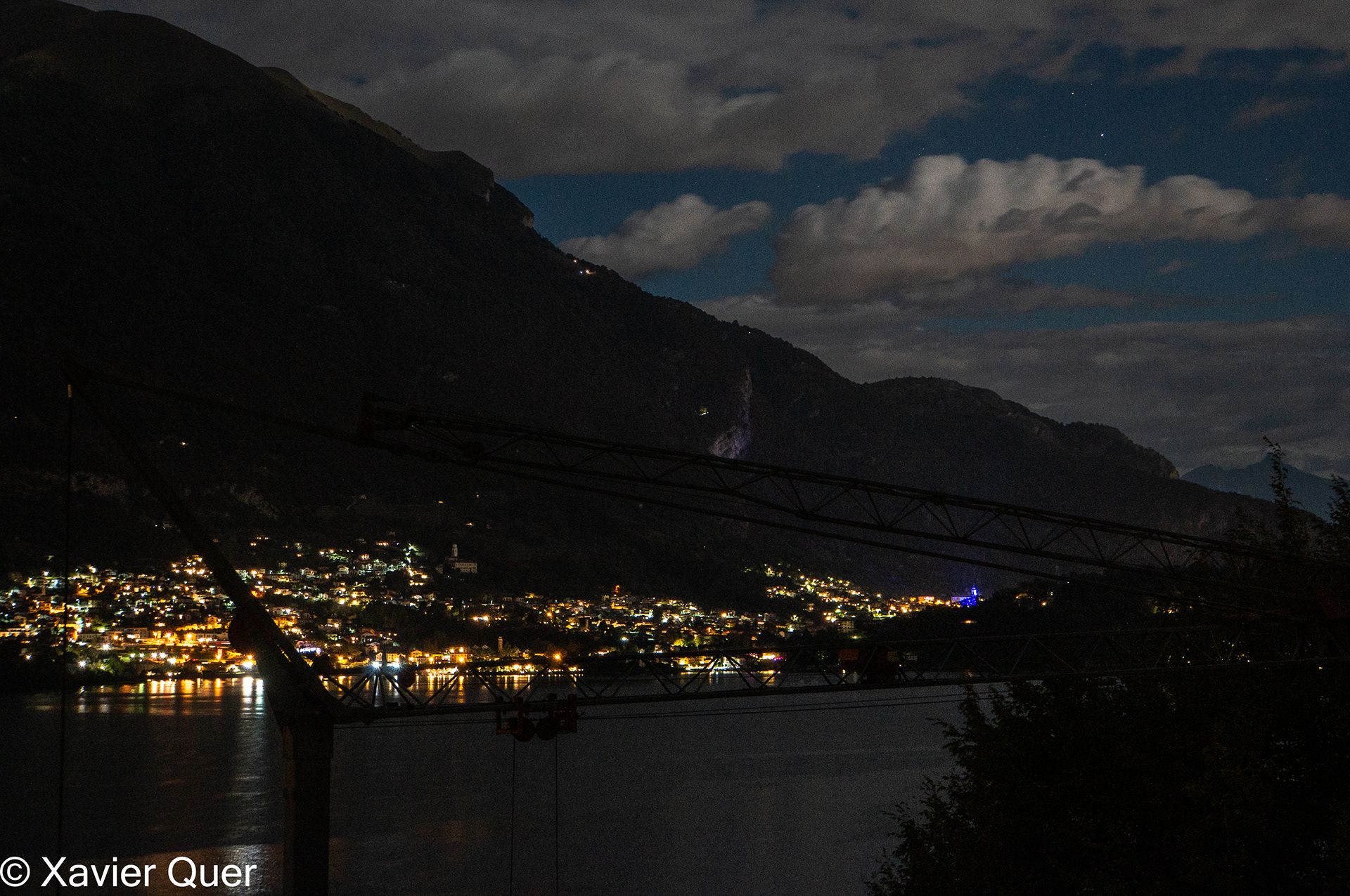 Vista nocturna des de l'hotel de Lezzeno sobre el Lago di Como