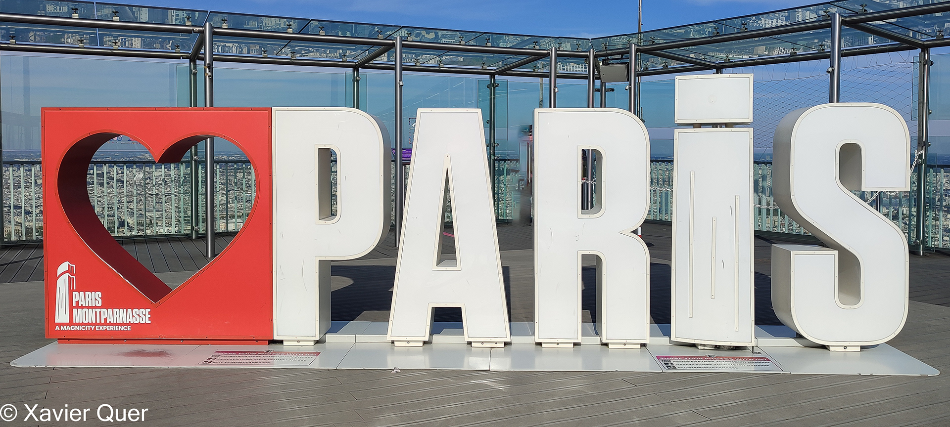 Rètol a la terrassa del pis 59 de la Tour Montparnasse, París