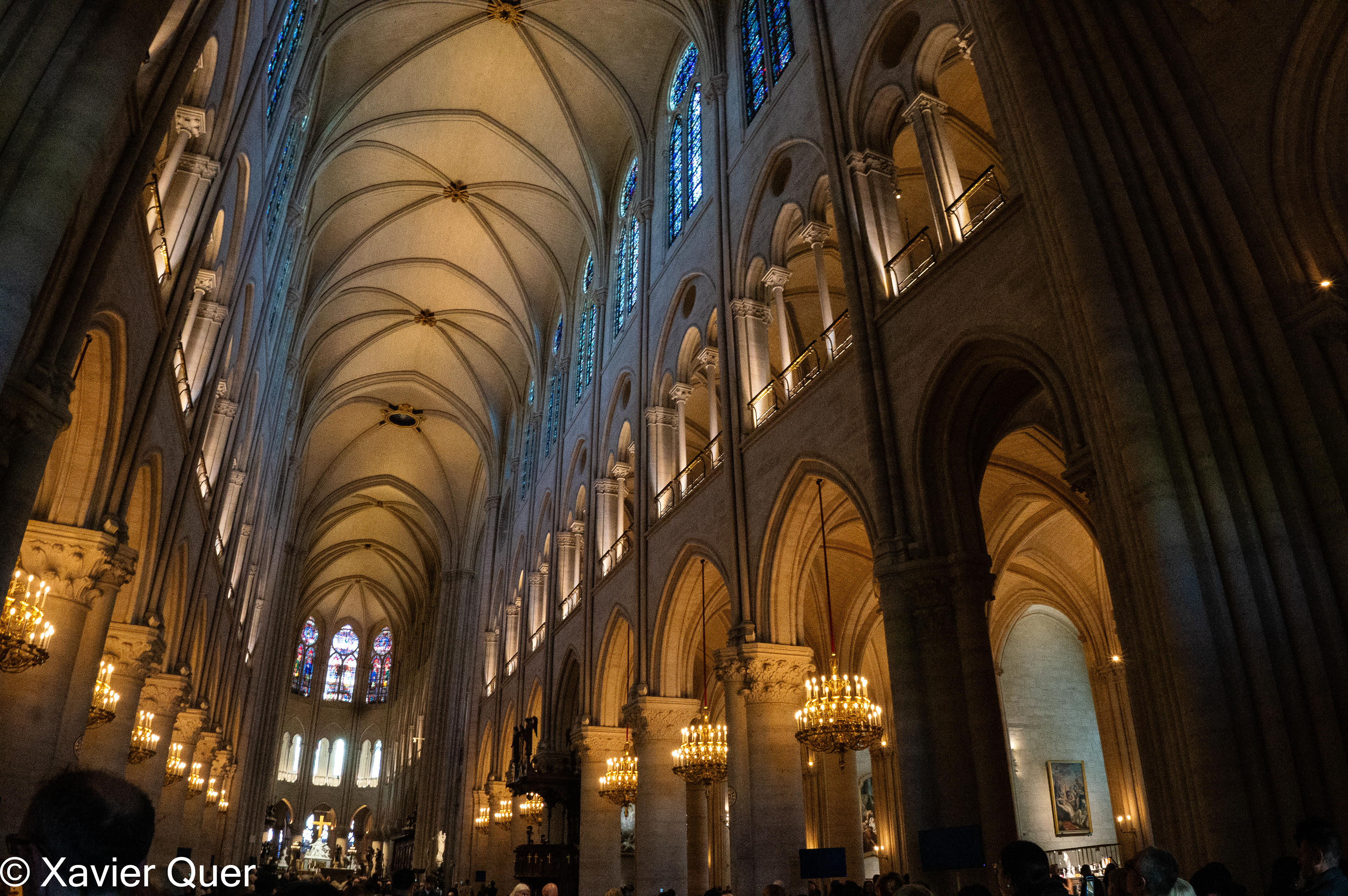 Interior de Notre Dame, París