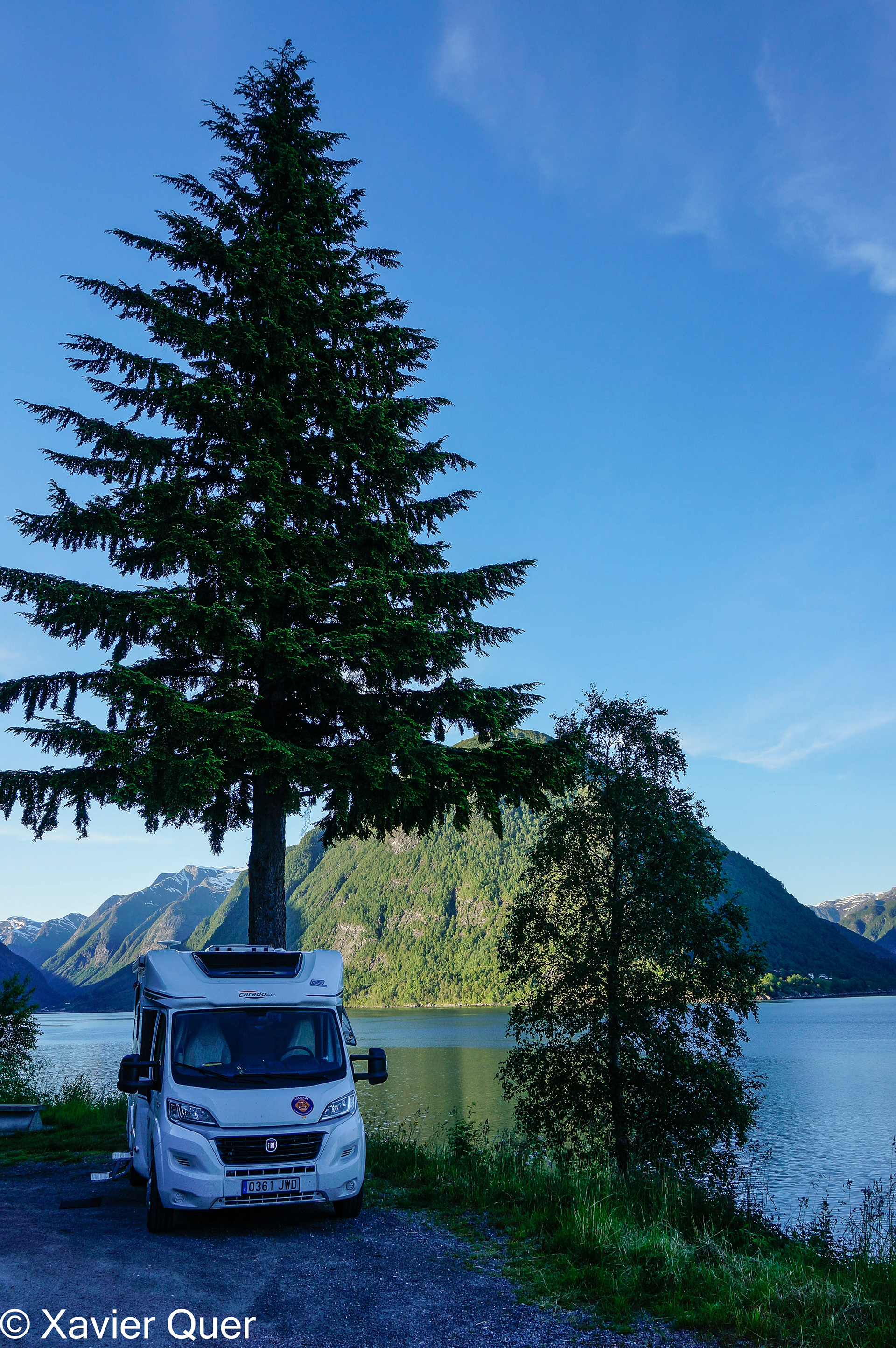 Apartat de la carretera, a la vora del Sognefjord, a prop de Balestrand, Noruega