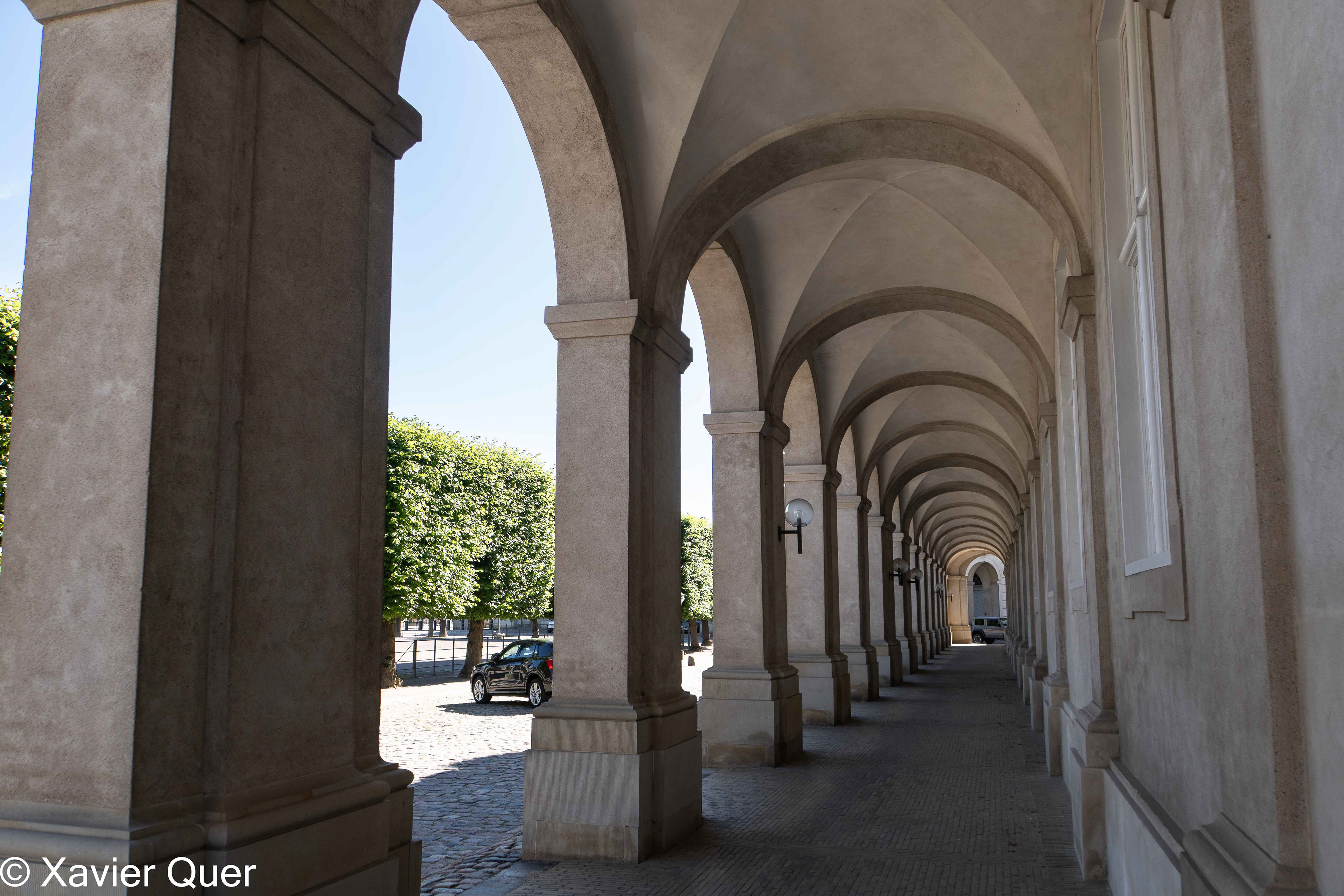 Els porxos del palau reial de Christiansborg Slot on es van filmar algunes escenes de la sèrie Borgen, Copenhaguen