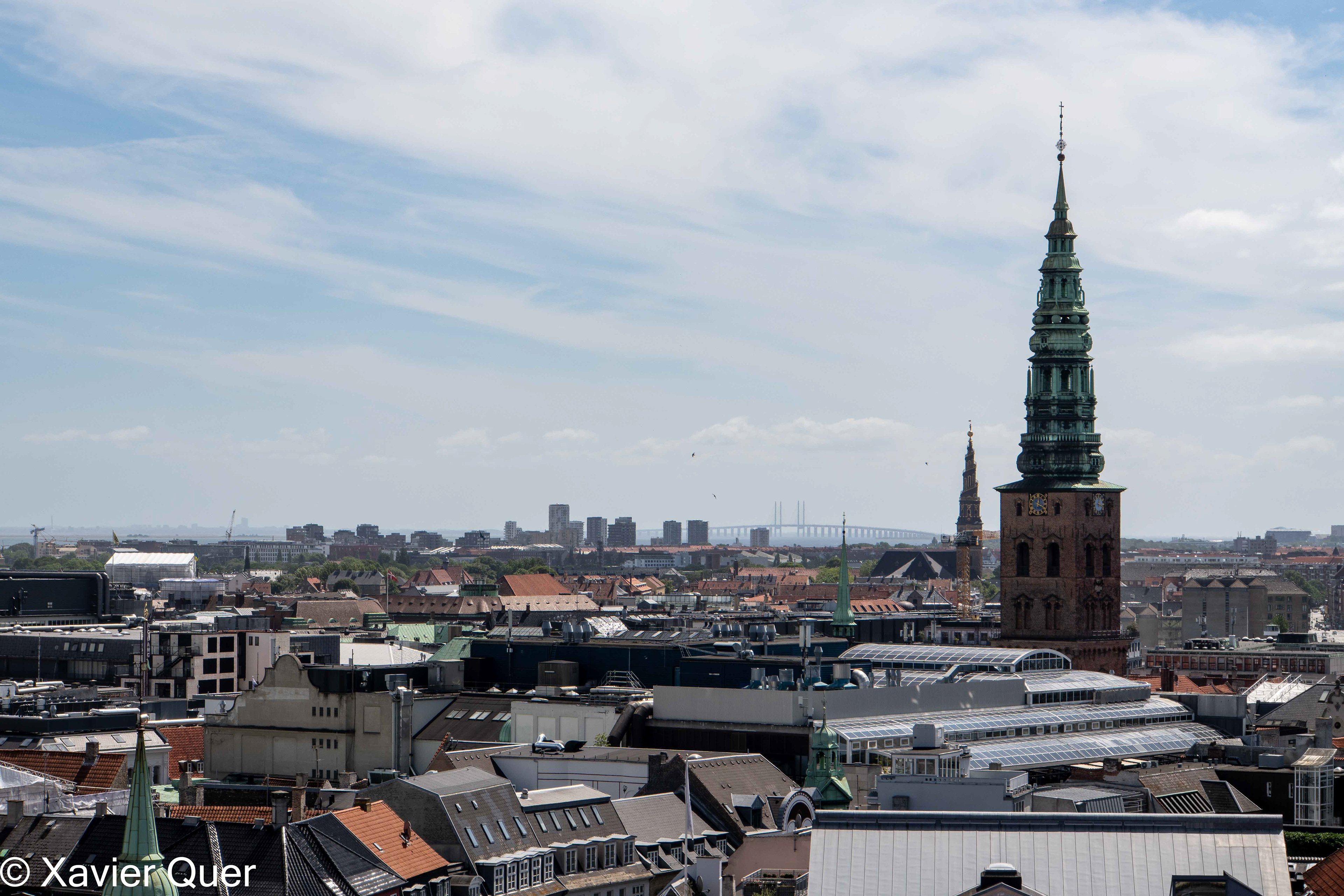Vista general de la ciutat de Copenhaguen i el pont d'Oresund al fons. Rundetaarn, Copenhaguen.