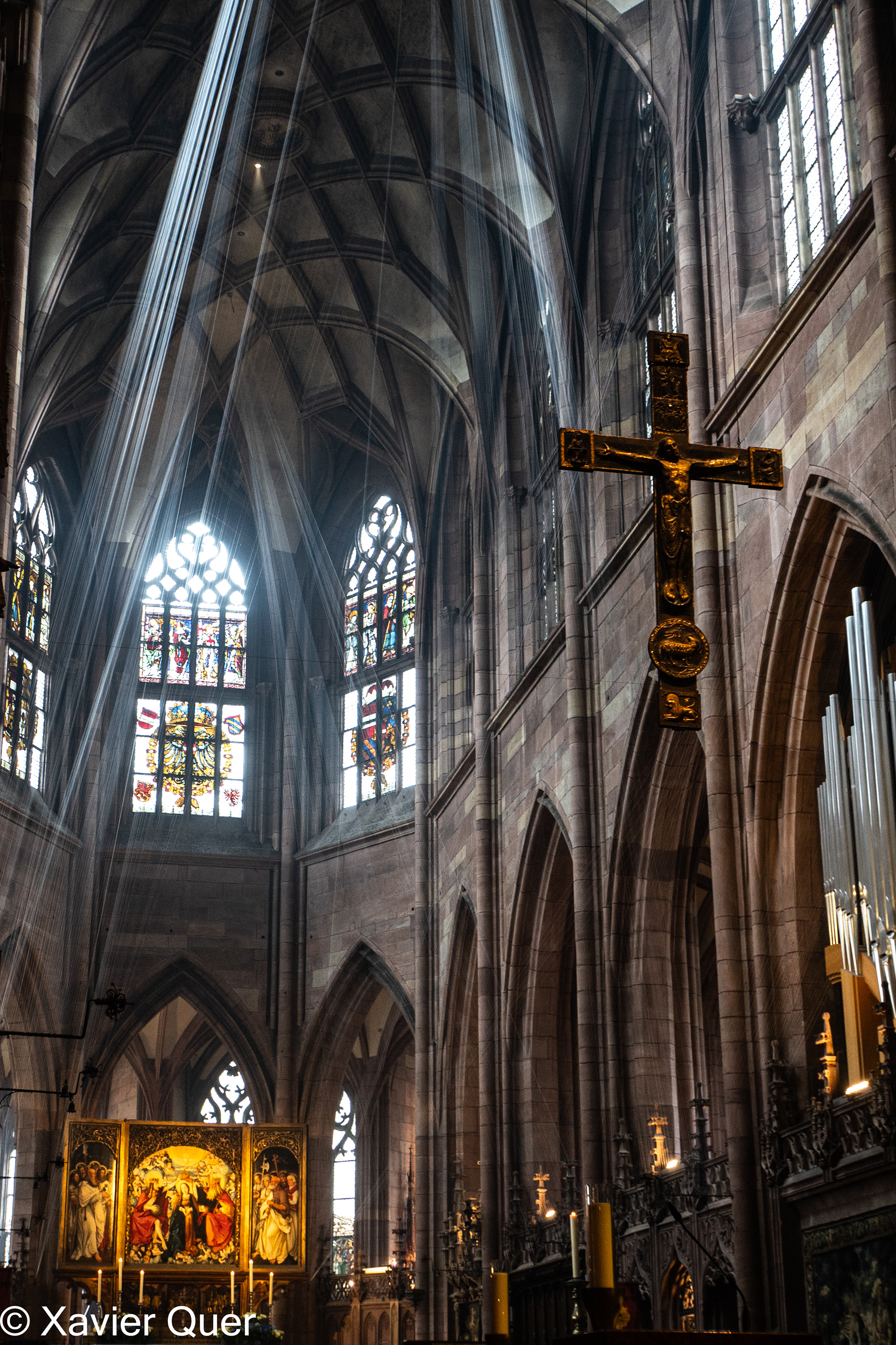 Instal·lació "Visible / Invisible" a l'interior de la catedral (Münster) de Friburg (Freiburg im Breisgau, Baden-Württenberg, Alemanya)